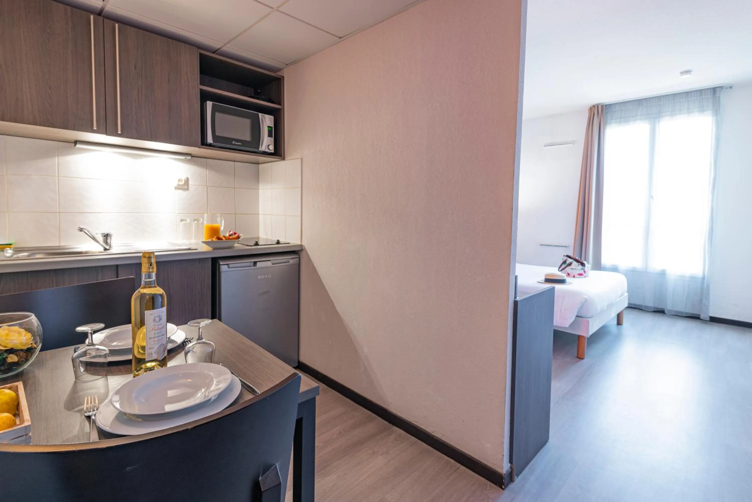 Kitchen or kitchenette in Comfort Aparthotel Nimes Centre