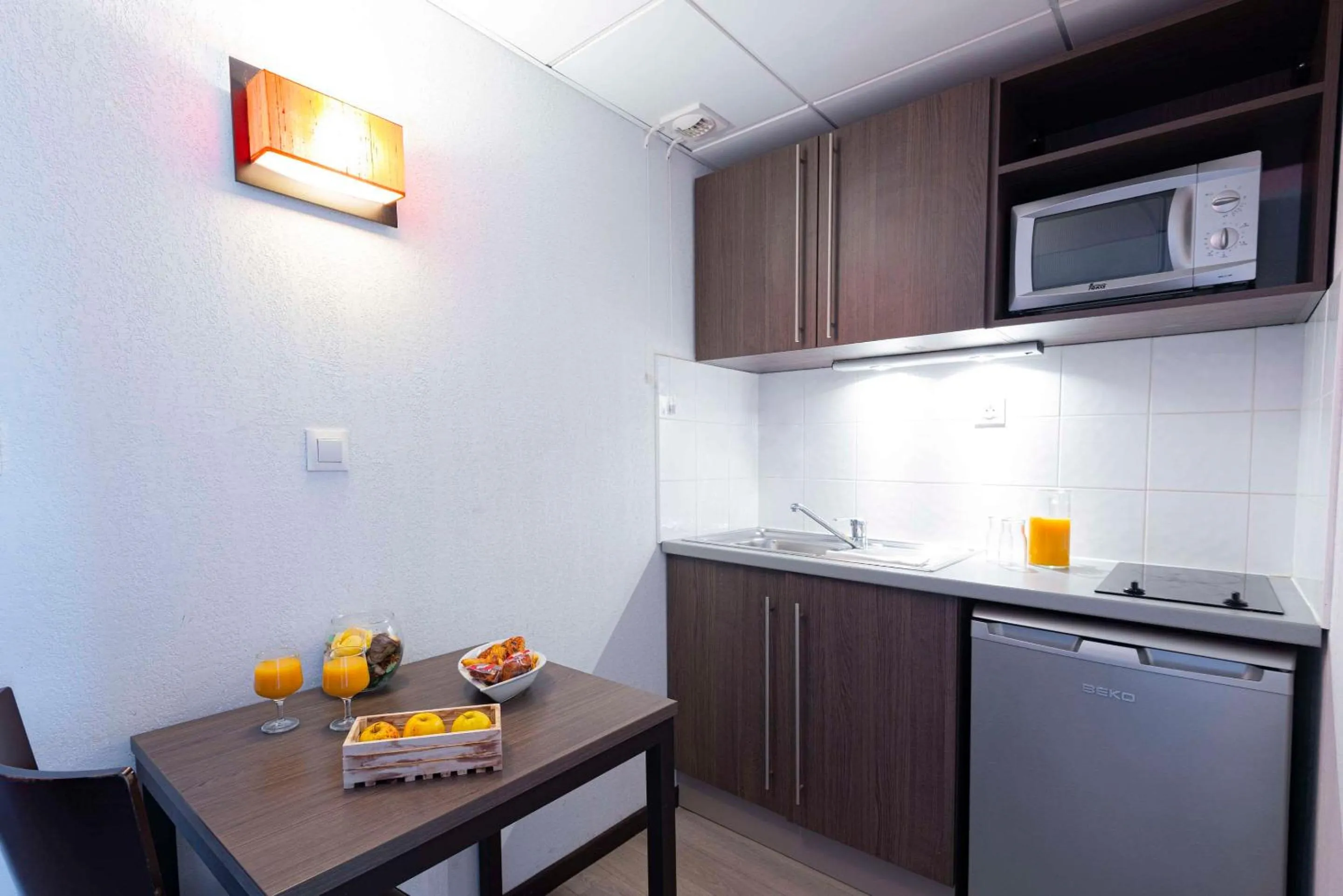 Kitchen or kitchenette in Comfort Aparthotel Nimes Centre
