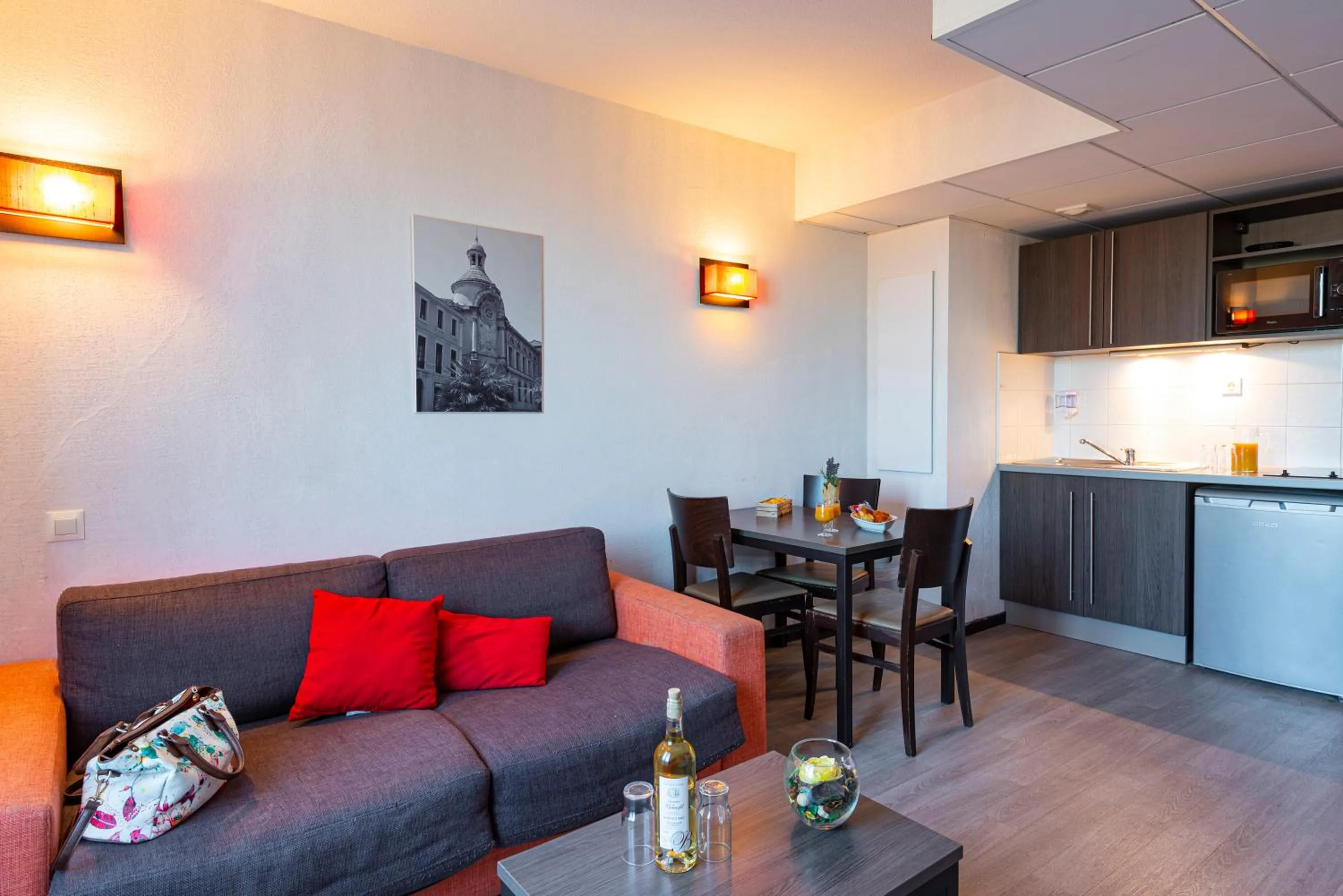 Kitchen or kitchenette in Comfort Aparthotel Nimes Centre