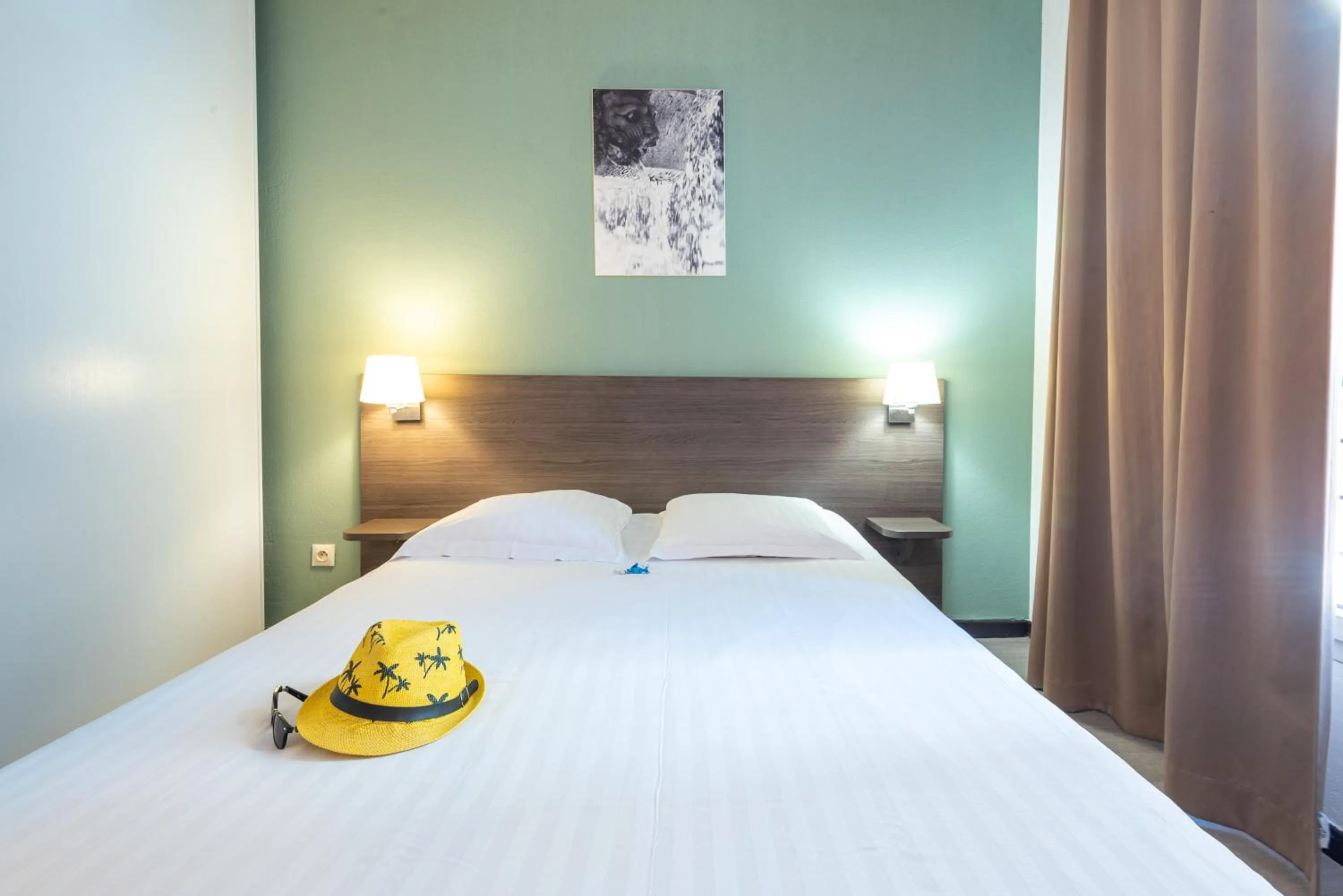 Bedroom, Bed in Comfort Aparthotel Nimes Centre