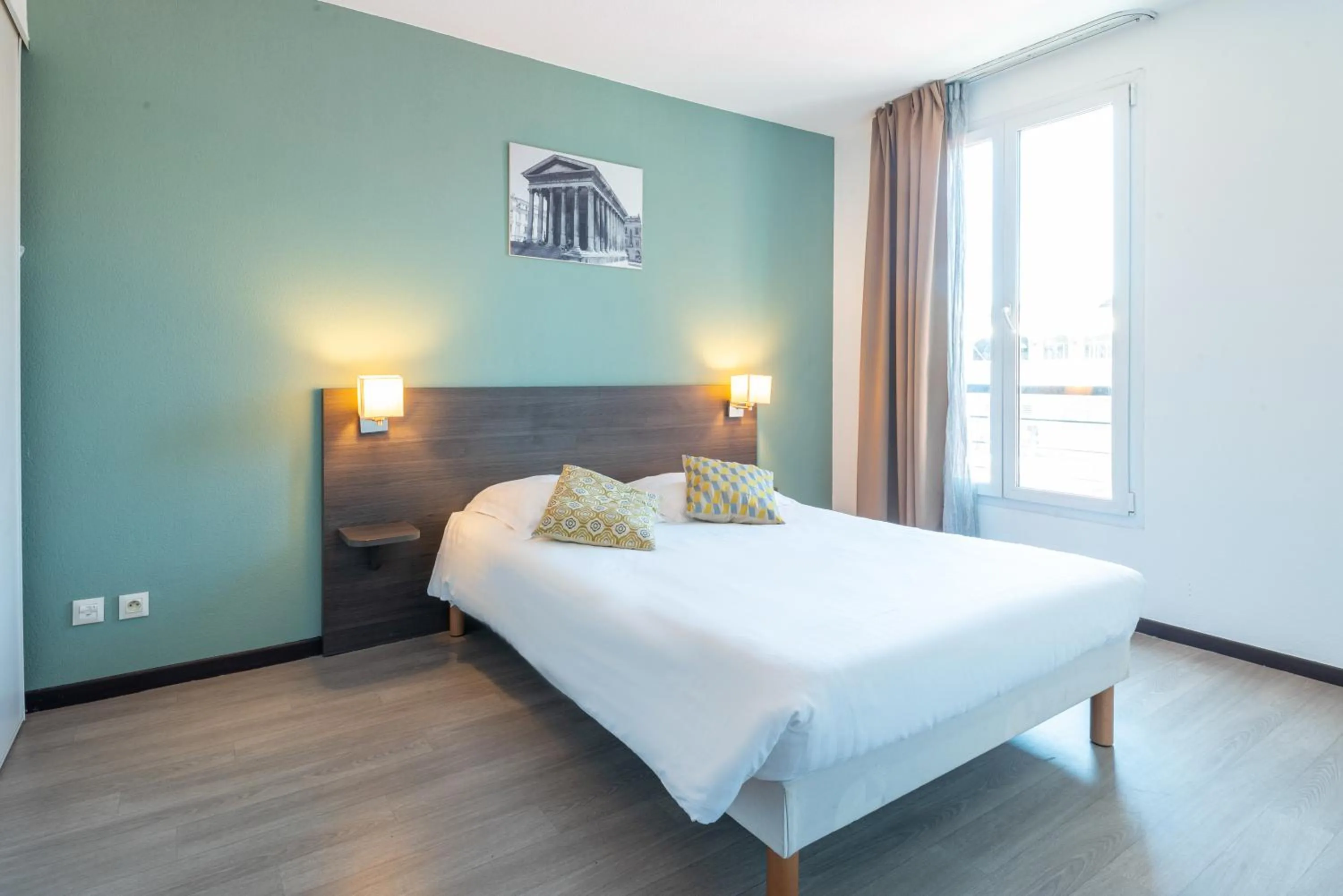 Bedroom, Bed in Comfort Aparthotel Nimes Centre
