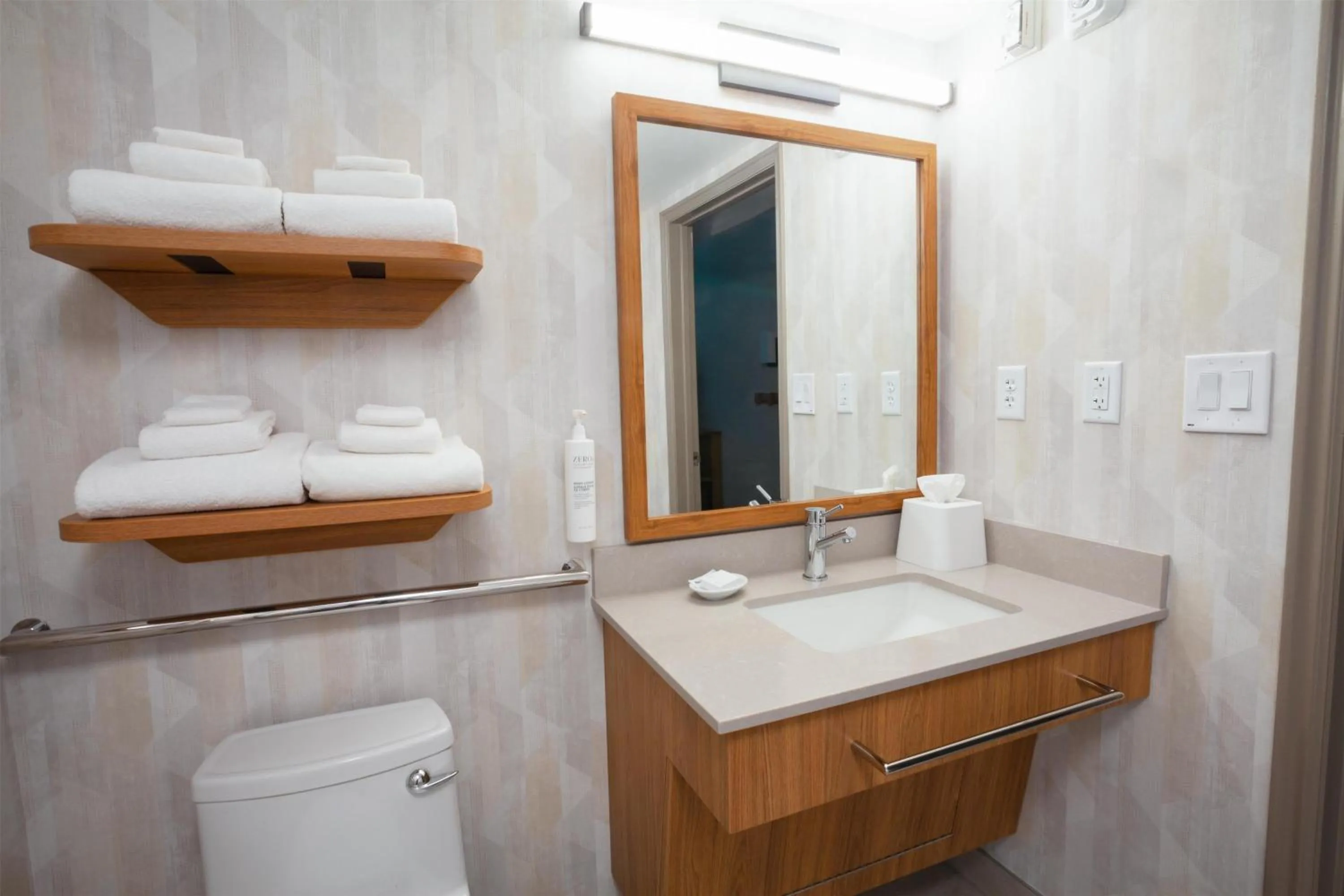 Bathroom in Hampton Inn Salt Lake City-North