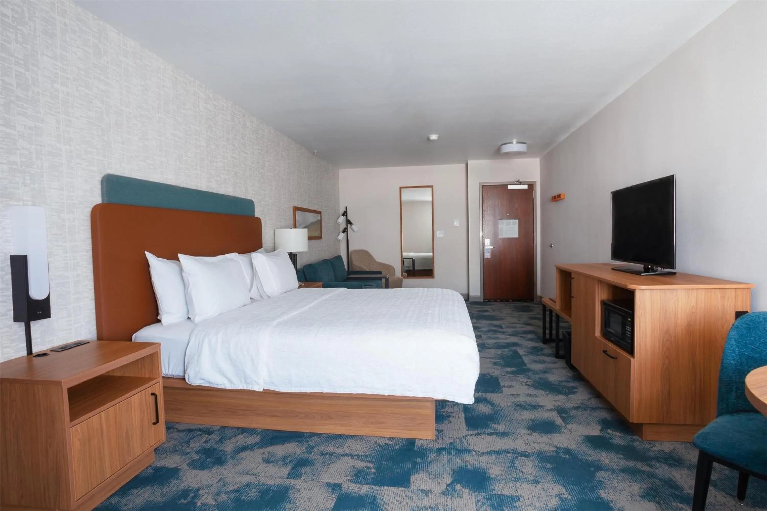 Living room, Bed in Hampton Inn Salt Lake City-North