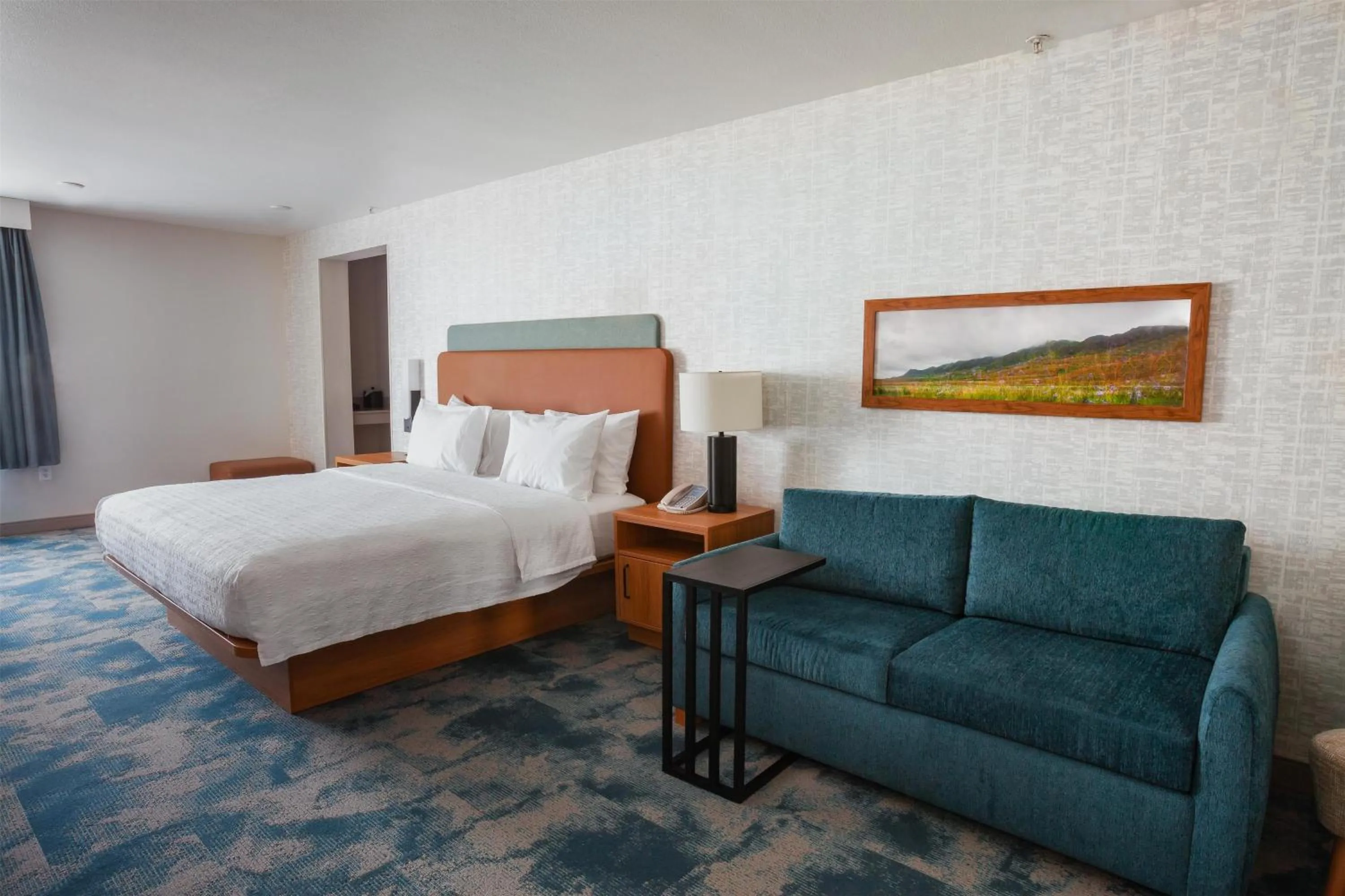 Living room, Bed in Hampton Inn Salt Lake City-North