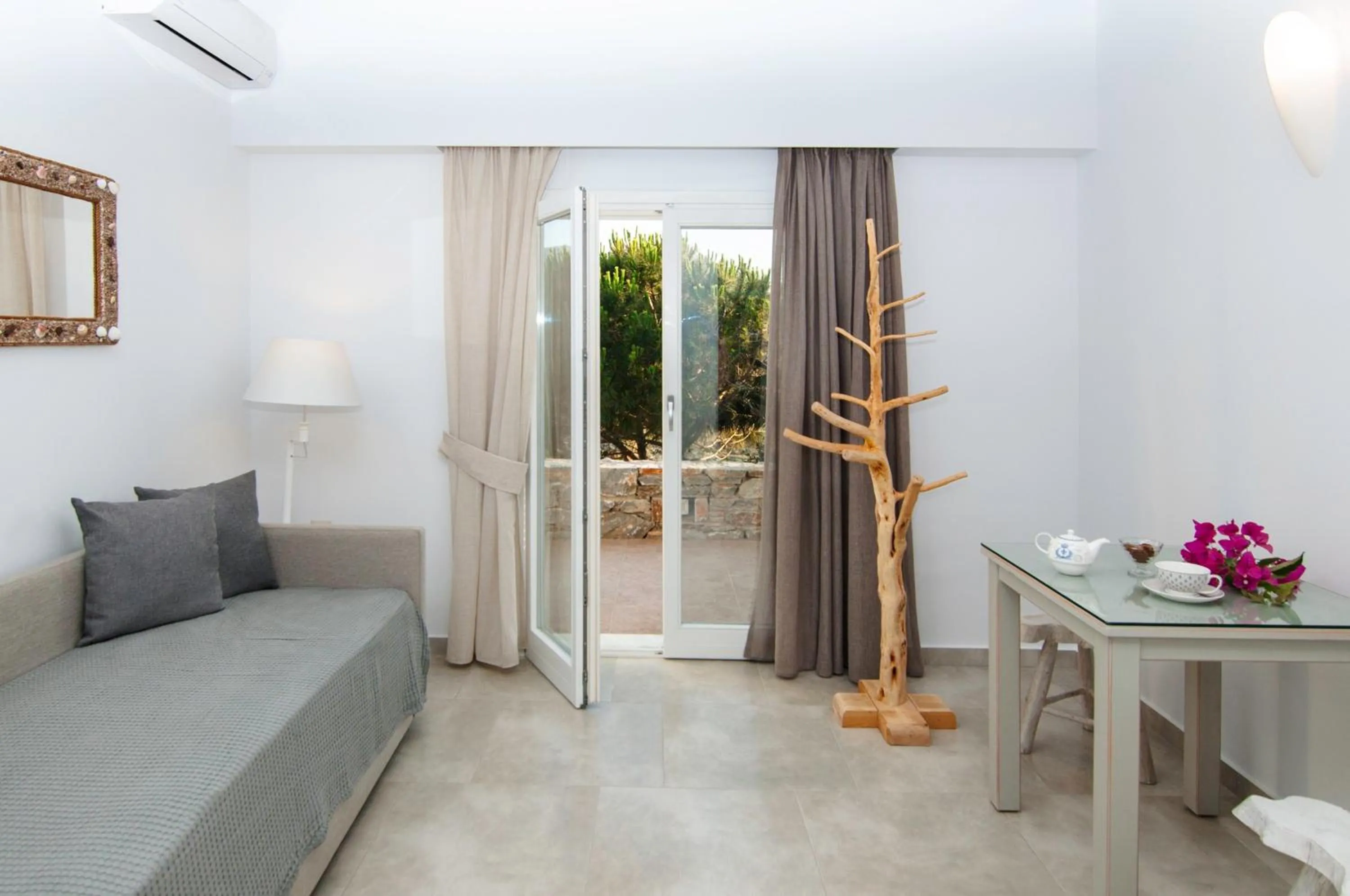 Photo of the whole room in Skopelitis Village