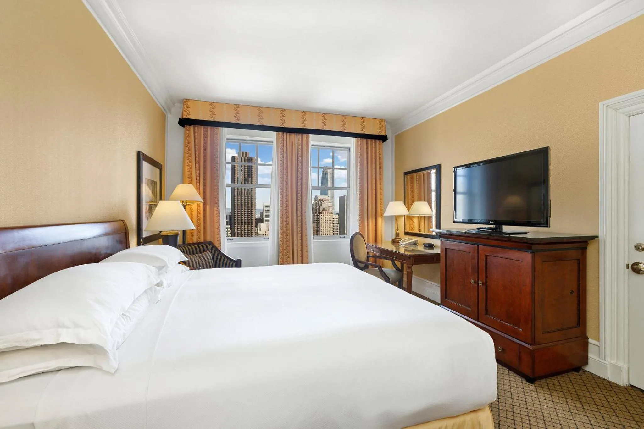 Photo of the whole room, Bed in InterContinental Mark Hopkins San Francisco by IHG