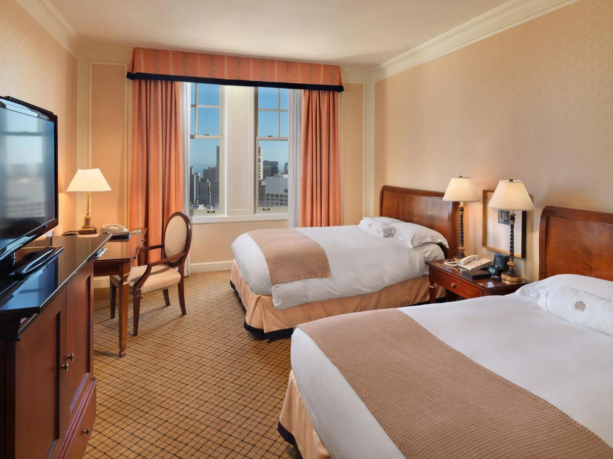 Photo of the whole room, Bed in InterContinental Mark Hopkins San Francisco by IHG