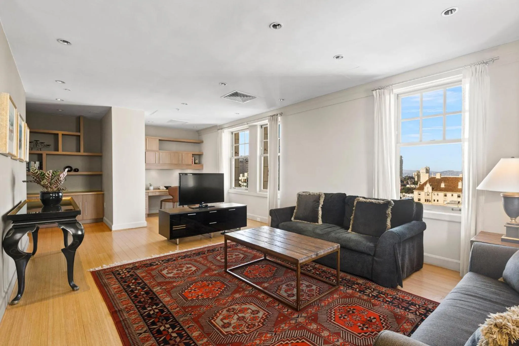 Photo of the whole room in InterContinental Mark Hopkins San Francisco by IHG