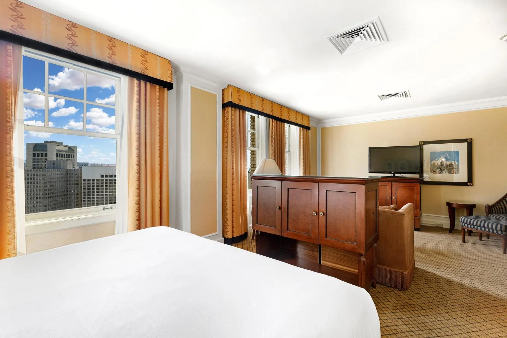 Photo of the whole room, Bed in InterContinental Mark Hopkins San Francisco by IHG