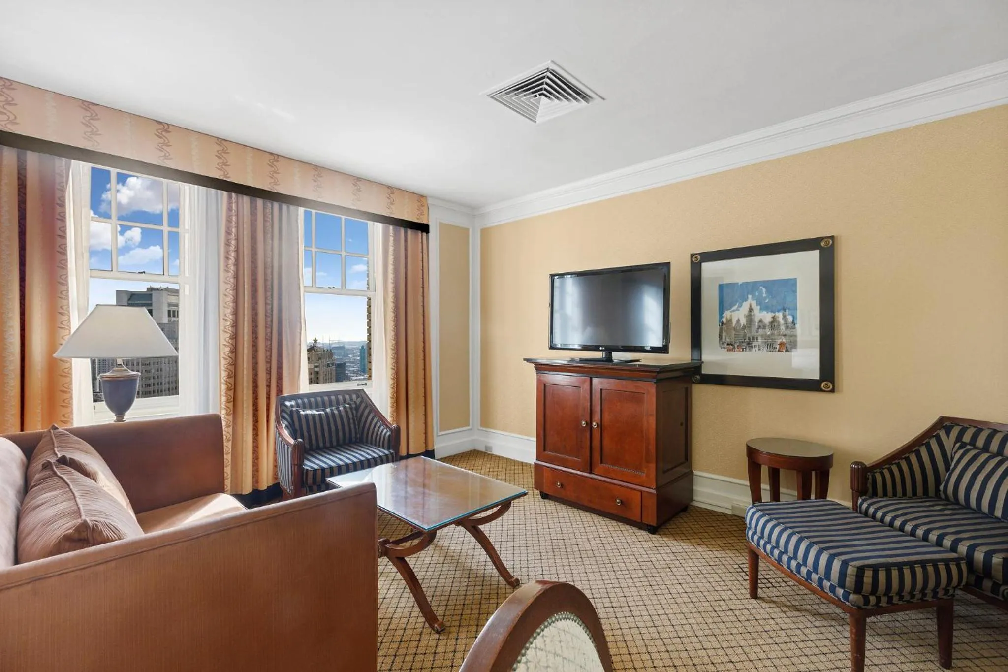 Photo of the whole room in InterContinental Mark Hopkins San Francisco by IHG