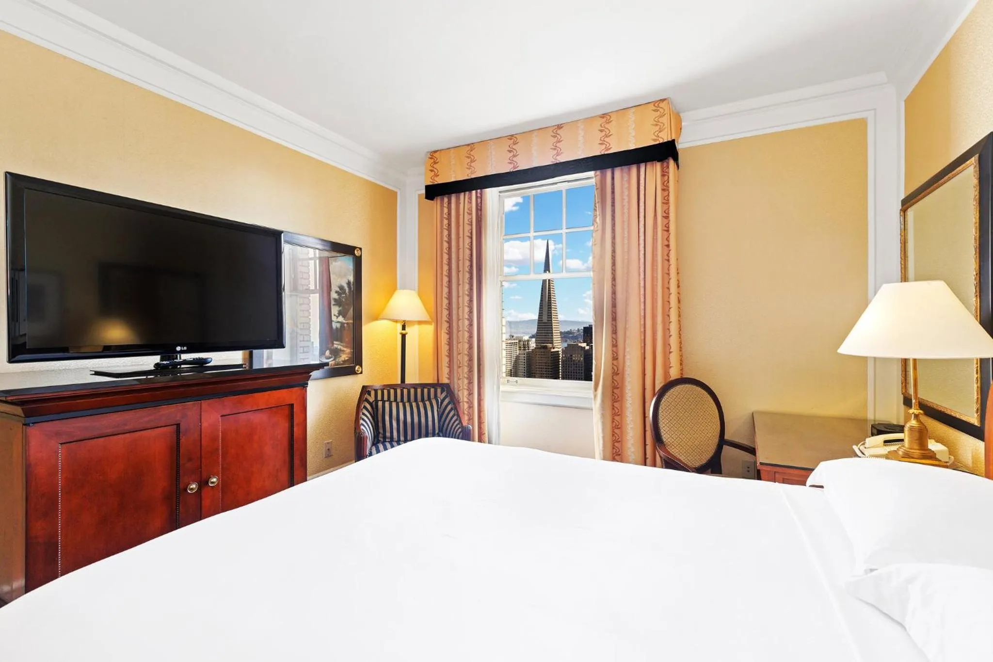 Photo of the whole room, Bed in InterContinental Mark Hopkins San Francisco by IHG