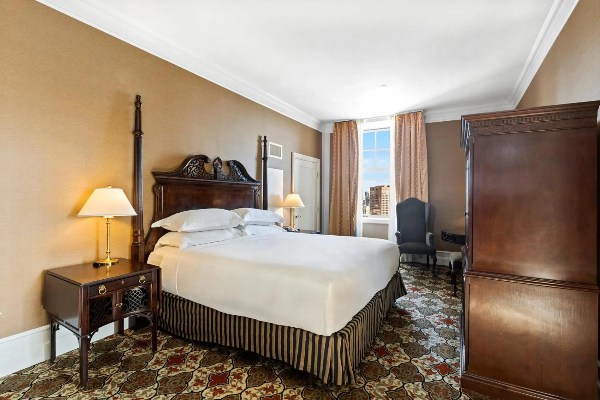 Photo of the whole room, Bed in InterContinental Mark Hopkins San Francisco by IHG