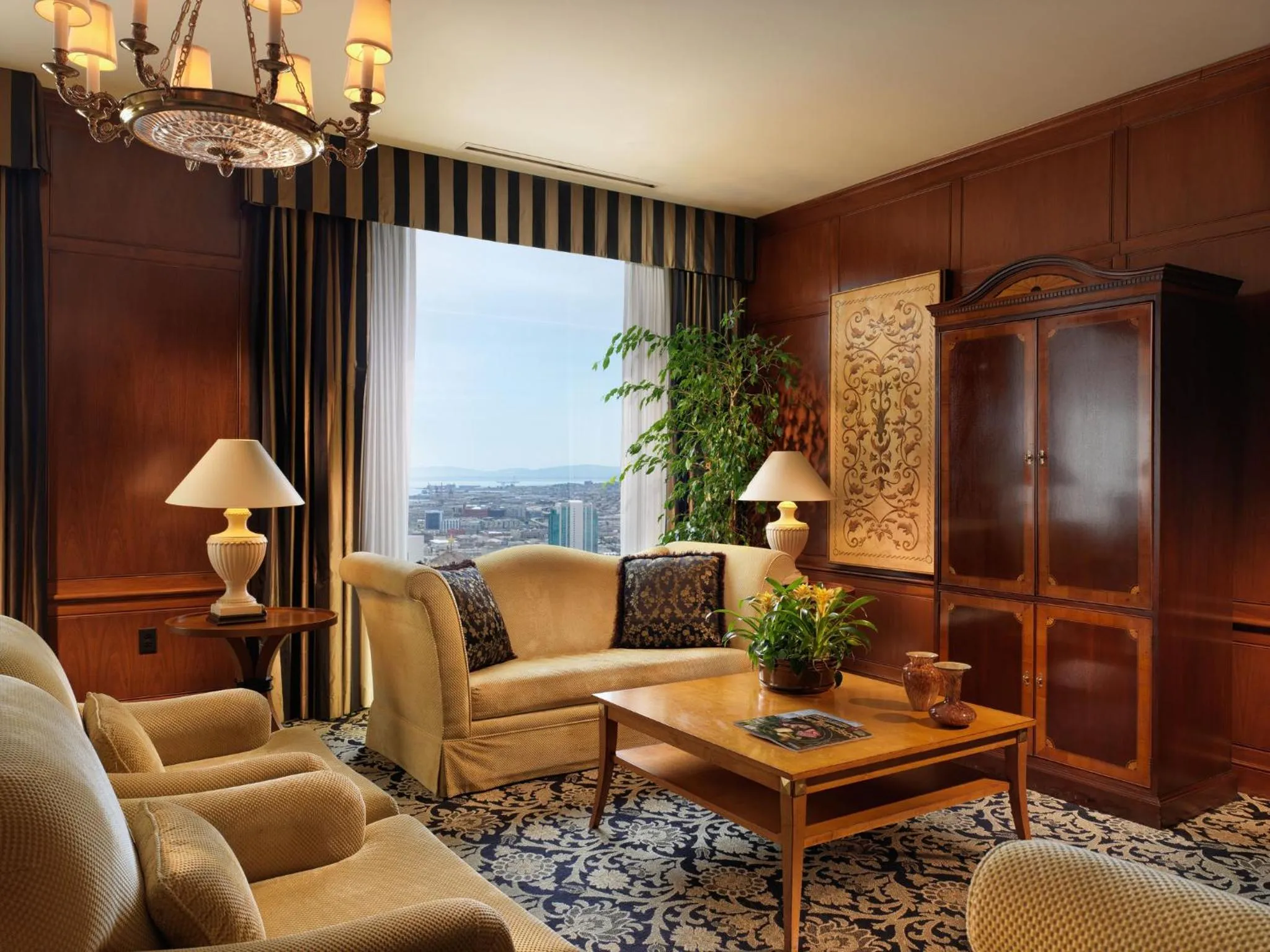 Photo of the whole room in InterContinental Mark Hopkins San Francisco by IHG