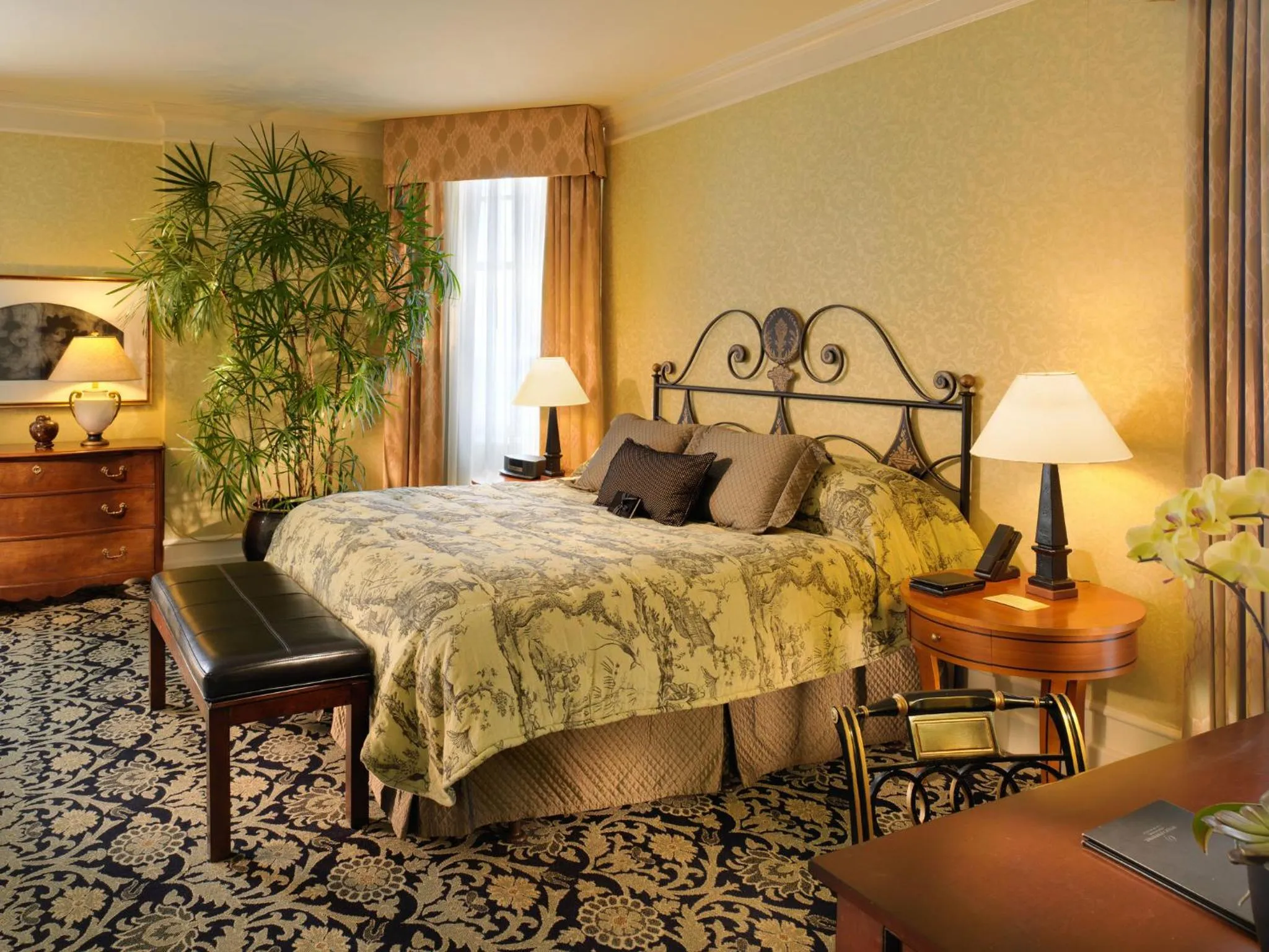 Photo of the whole room, Bed in InterContinental Mark Hopkins San Francisco by IHG