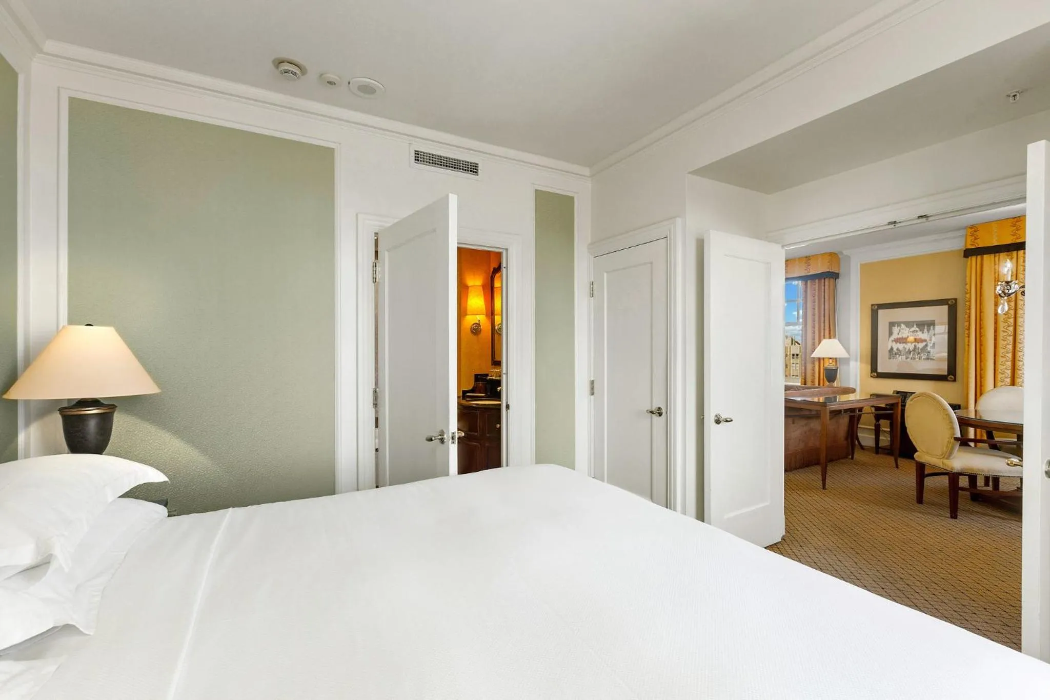 Photo of the whole room, Bed in InterContinental Mark Hopkins San Francisco by IHG