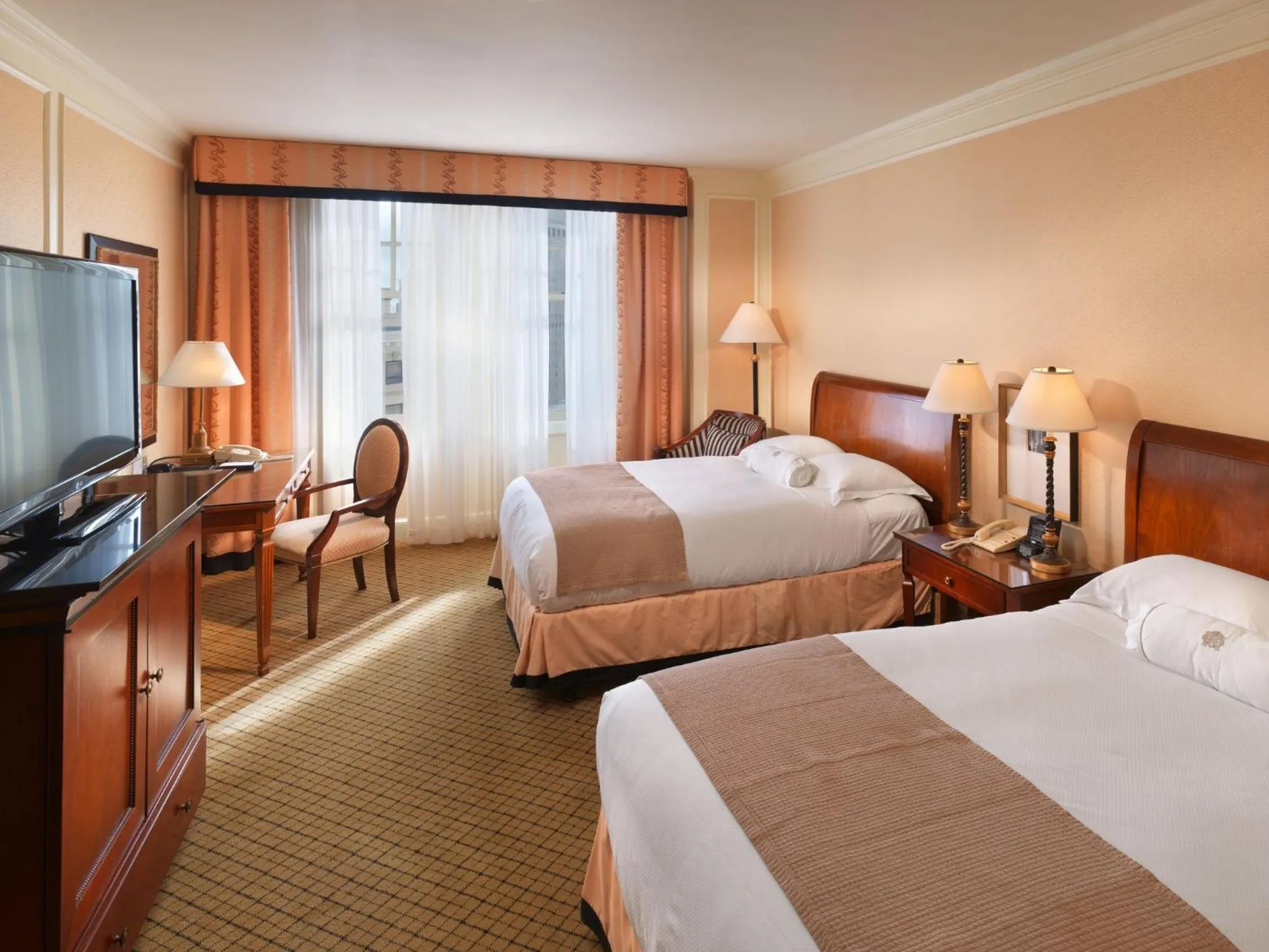 Photo of the whole room, Bed in InterContinental Mark Hopkins San Francisco by IHG