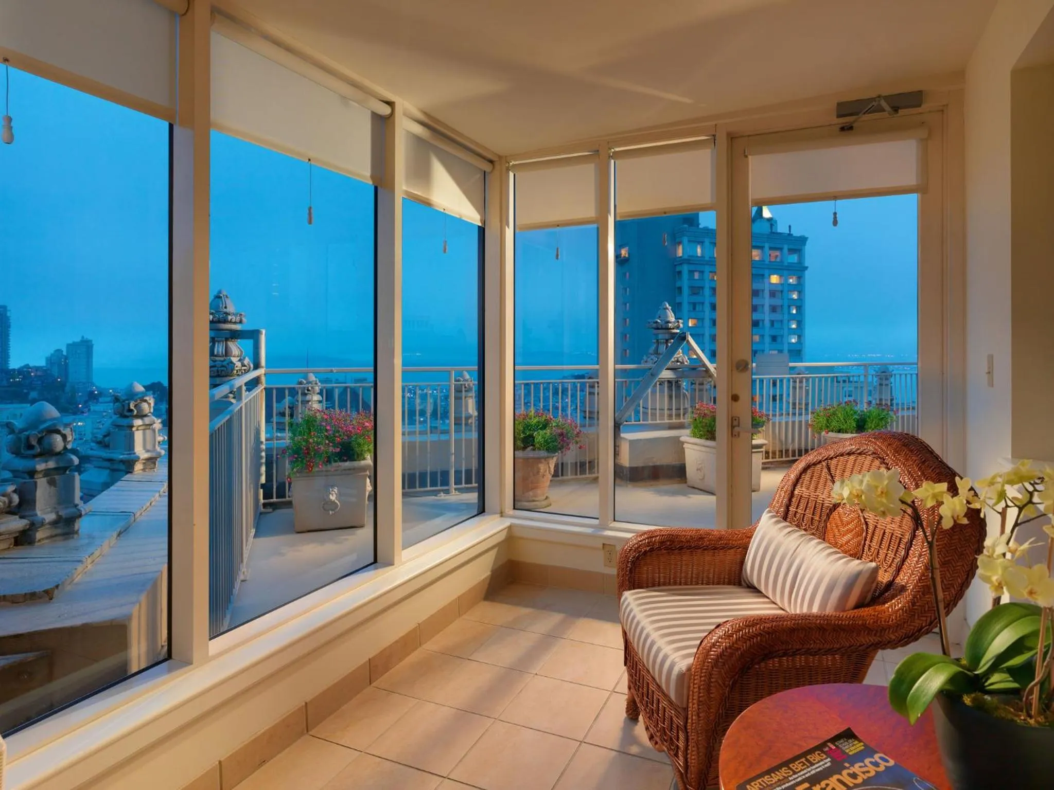 Photo of the whole room in InterContinental Mark Hopkins San Francisco by IHG