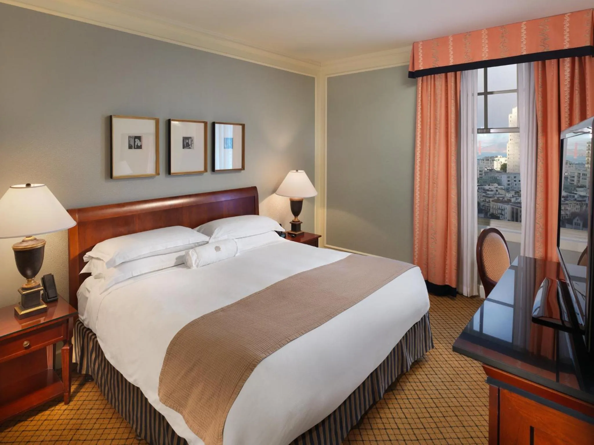 Photo of the whole room, Bed in InterContinental Mark Hopkins San Francisco by IHG