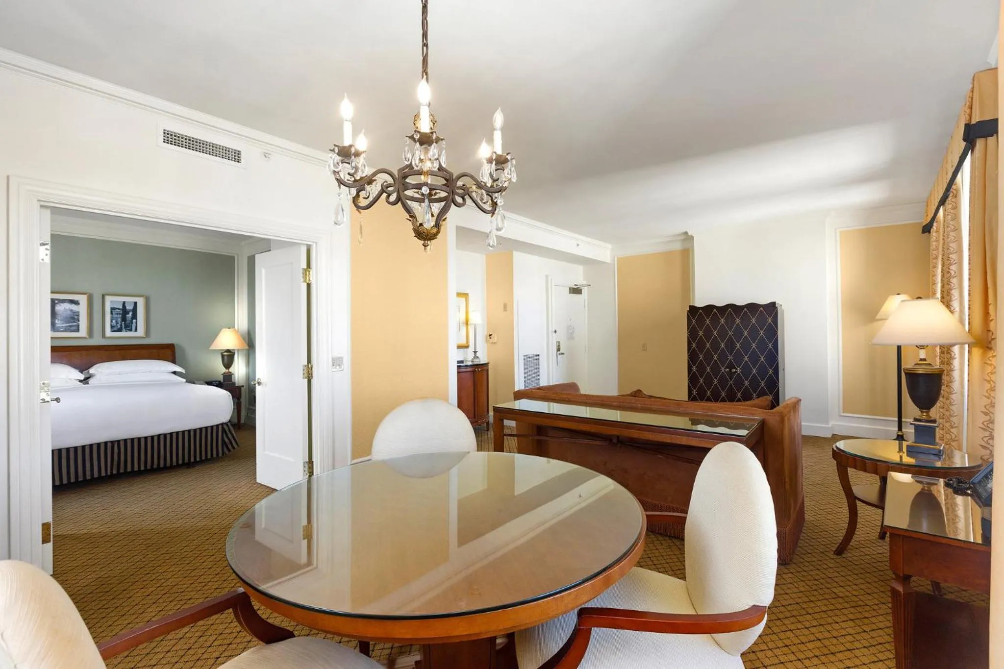 Photo of the whole room, Bed in InterContinental Mark Hopkins San Francisco by IHG