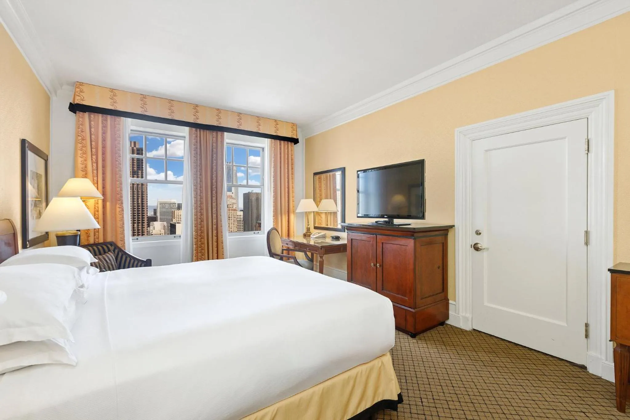 Photo of the whole room, Bed in InterContinental Mark Hopkins San Francisco by IHG