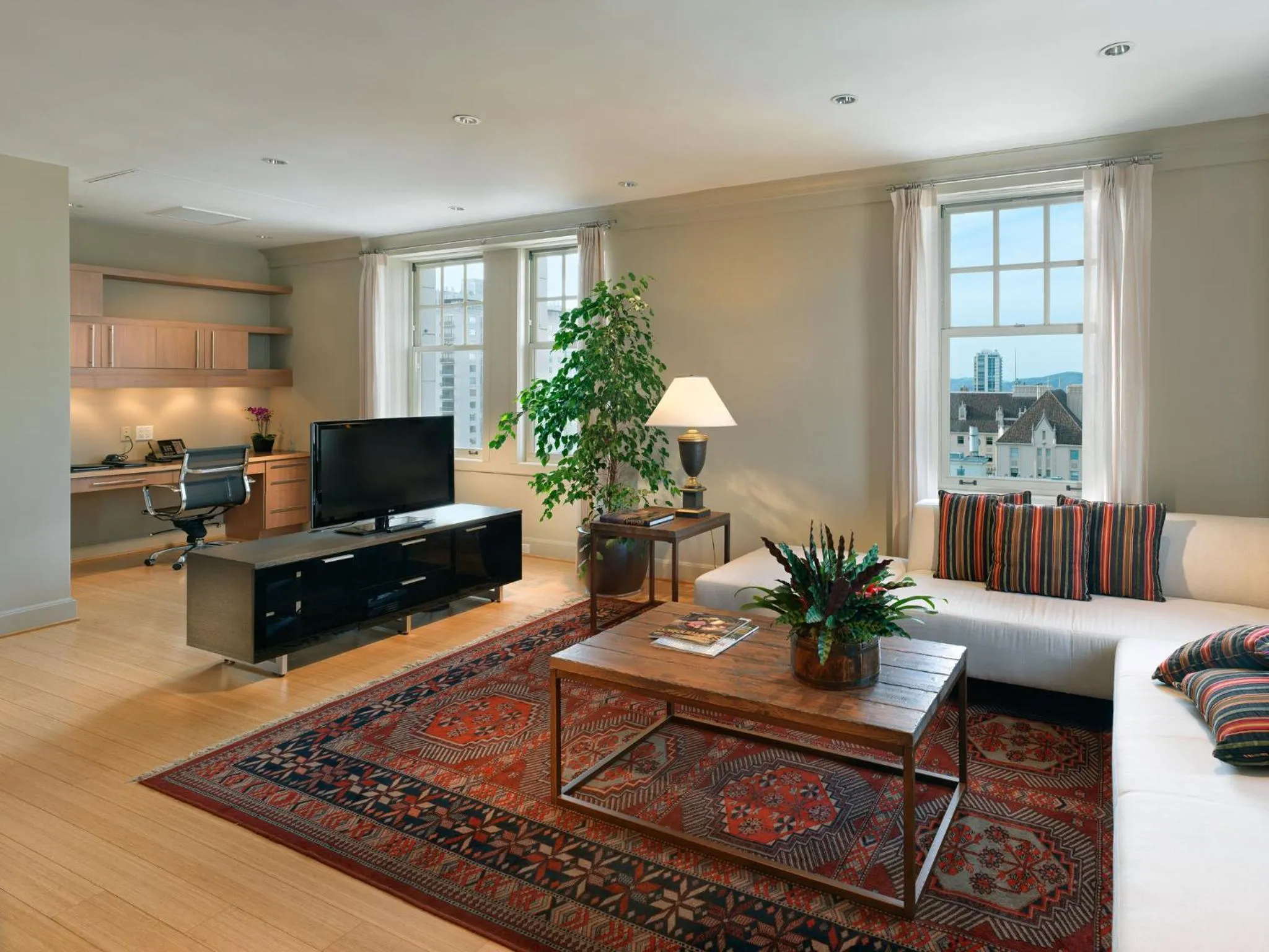 Photo of the whole room in InterContinental Mark Hopkins San Francisco by IHG