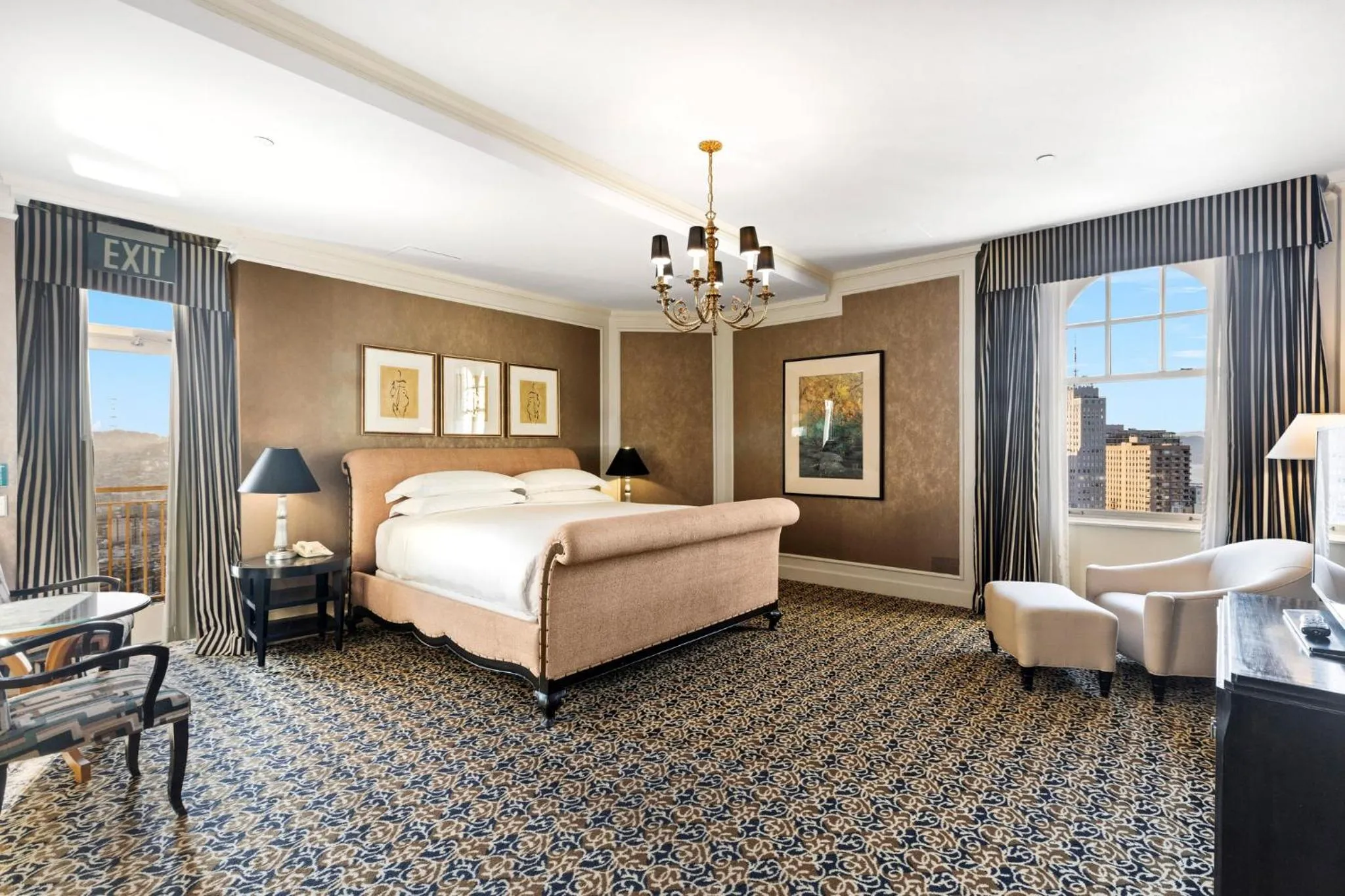 Photo of the whole room, Bed in InterContinental Mark Hopkins San Francisco by IHG