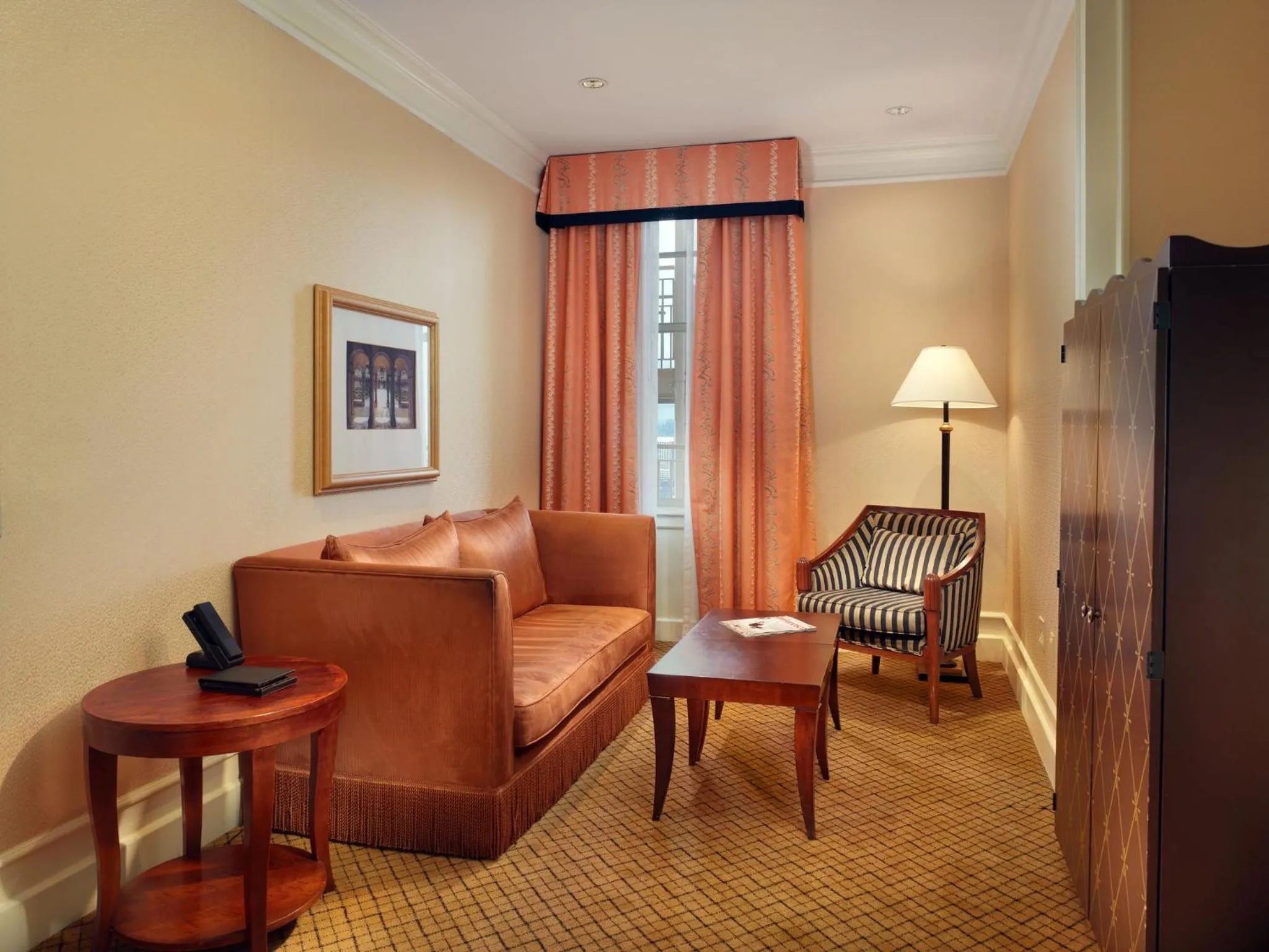 Photo of the whole room in InterContinental Mark Hopkins San Francisco by IHG
