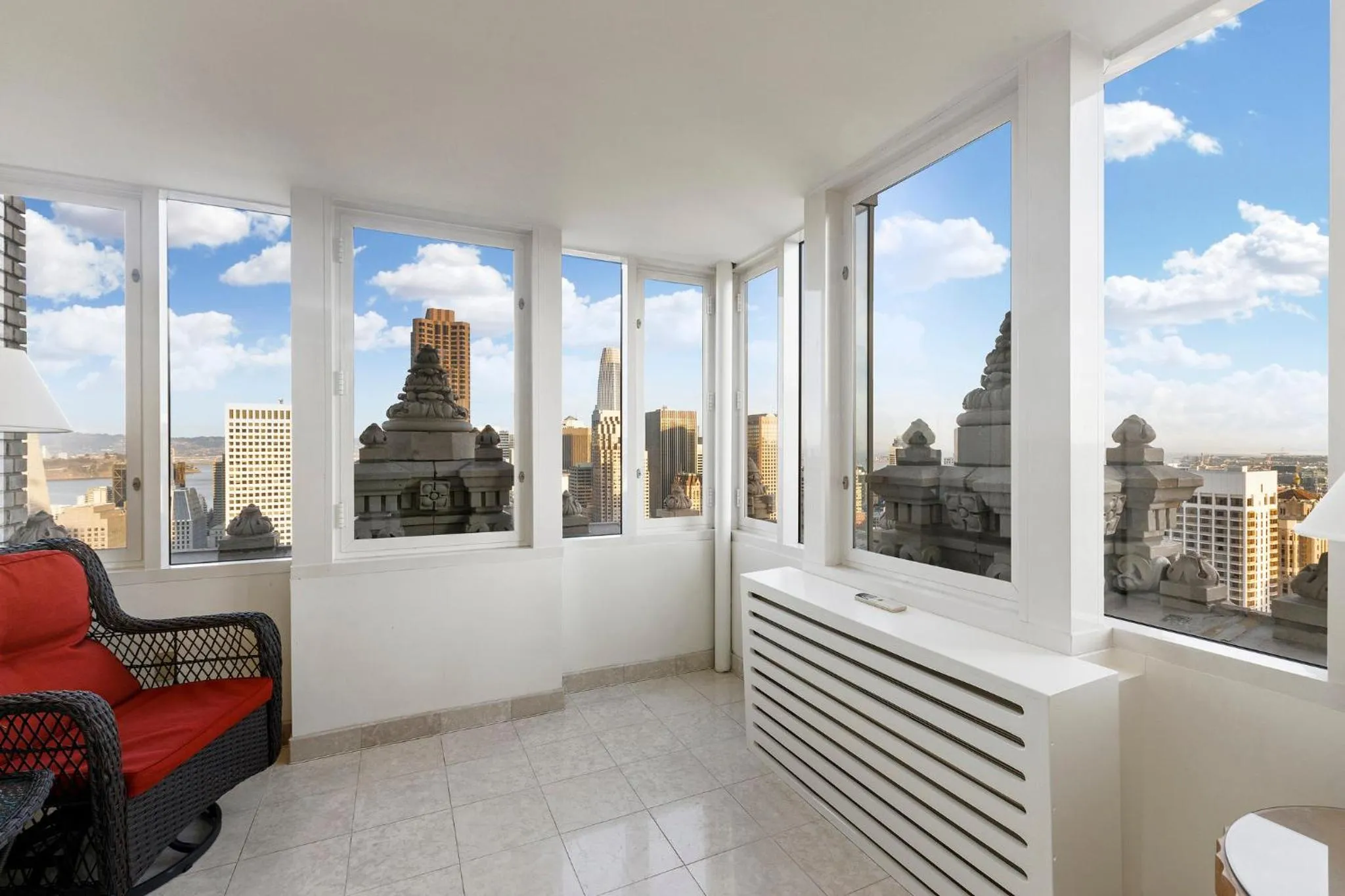 Photo of the whole room in InterContinental Mark Hopkins San Francisco by IHG
