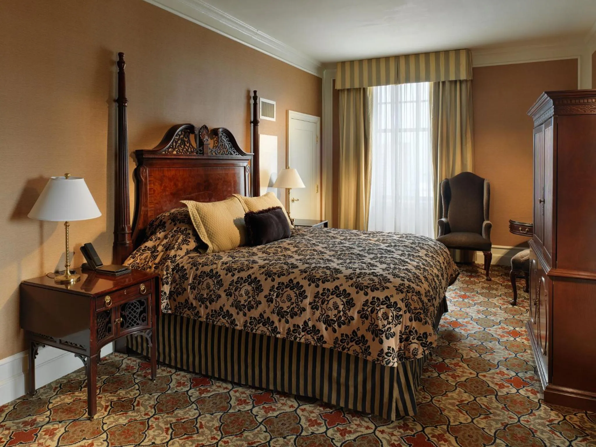 Photo of the whole room, Bed in InterContinental Mark Hopkins San Francisco by IHG