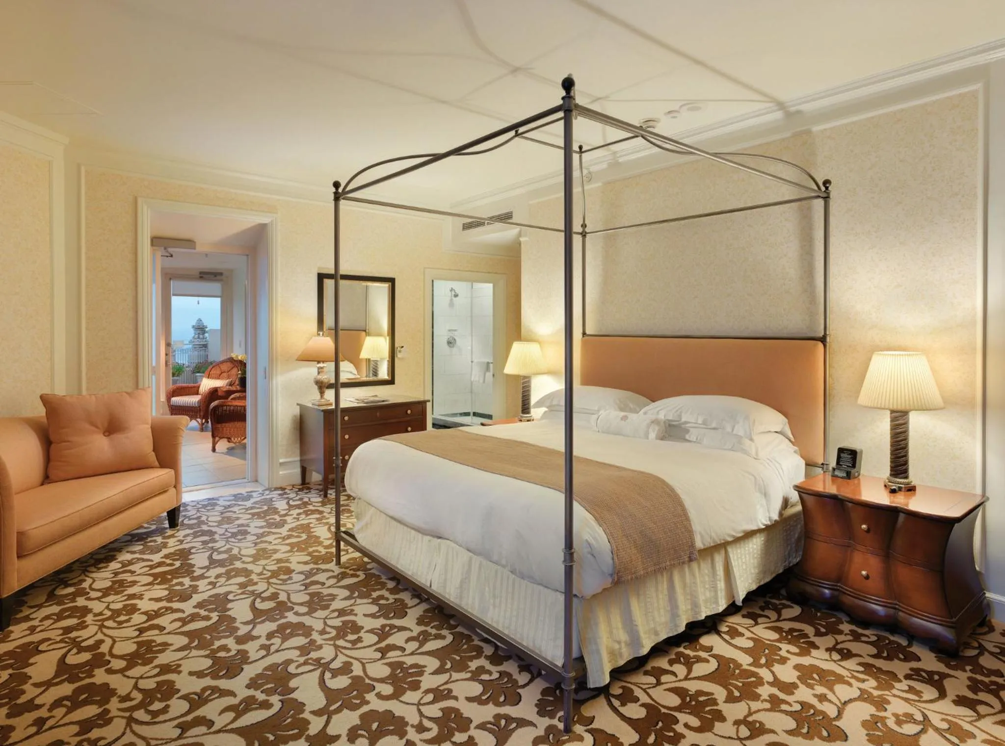 Photo of the whole room, Bed in InterContinental Mark Hopkins San Francisco by IHG