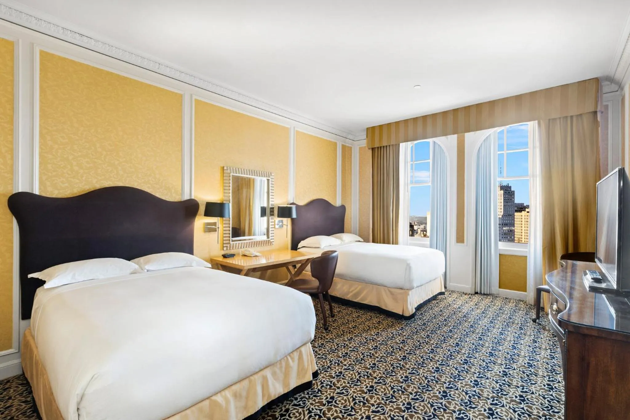 Photo of the whole room, Bed in InterContinental Mark Hopkins San Francisco by IHG