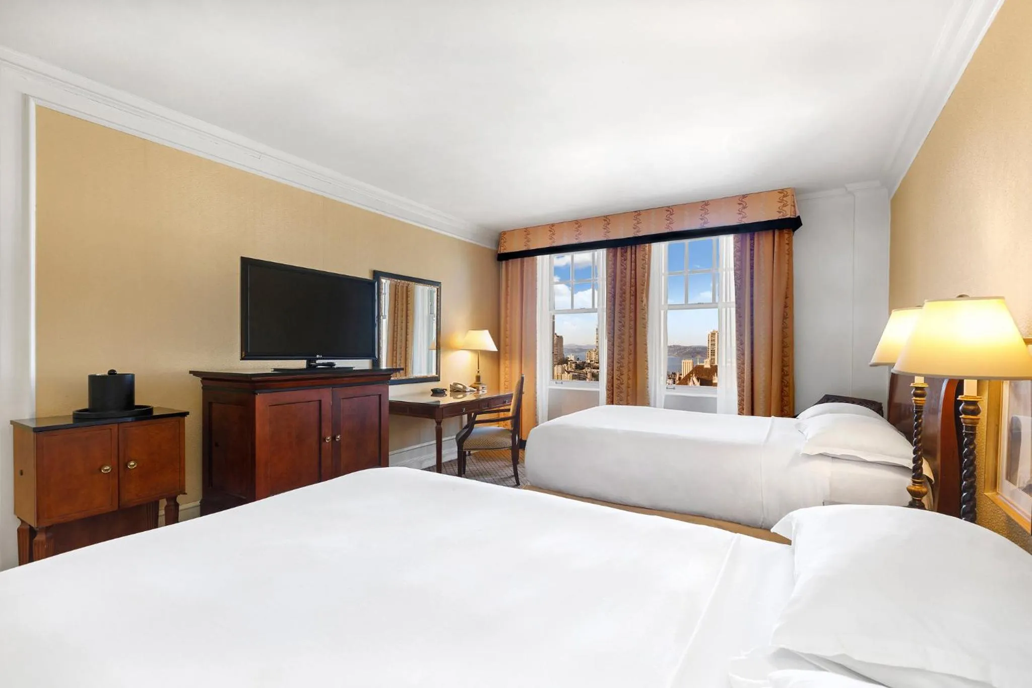 Photo of the whole room, Bed in InterContinental Mark Hopkins San Francisco by IHG
