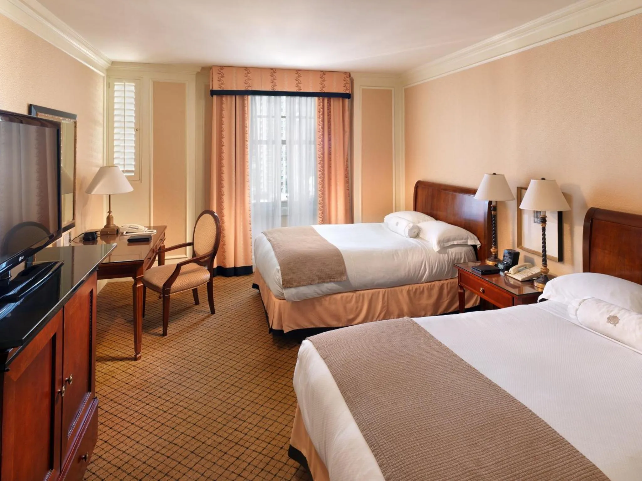 Photo of the whole room, Bed in InterContinental Mark Hopkins San Francisco by IHG