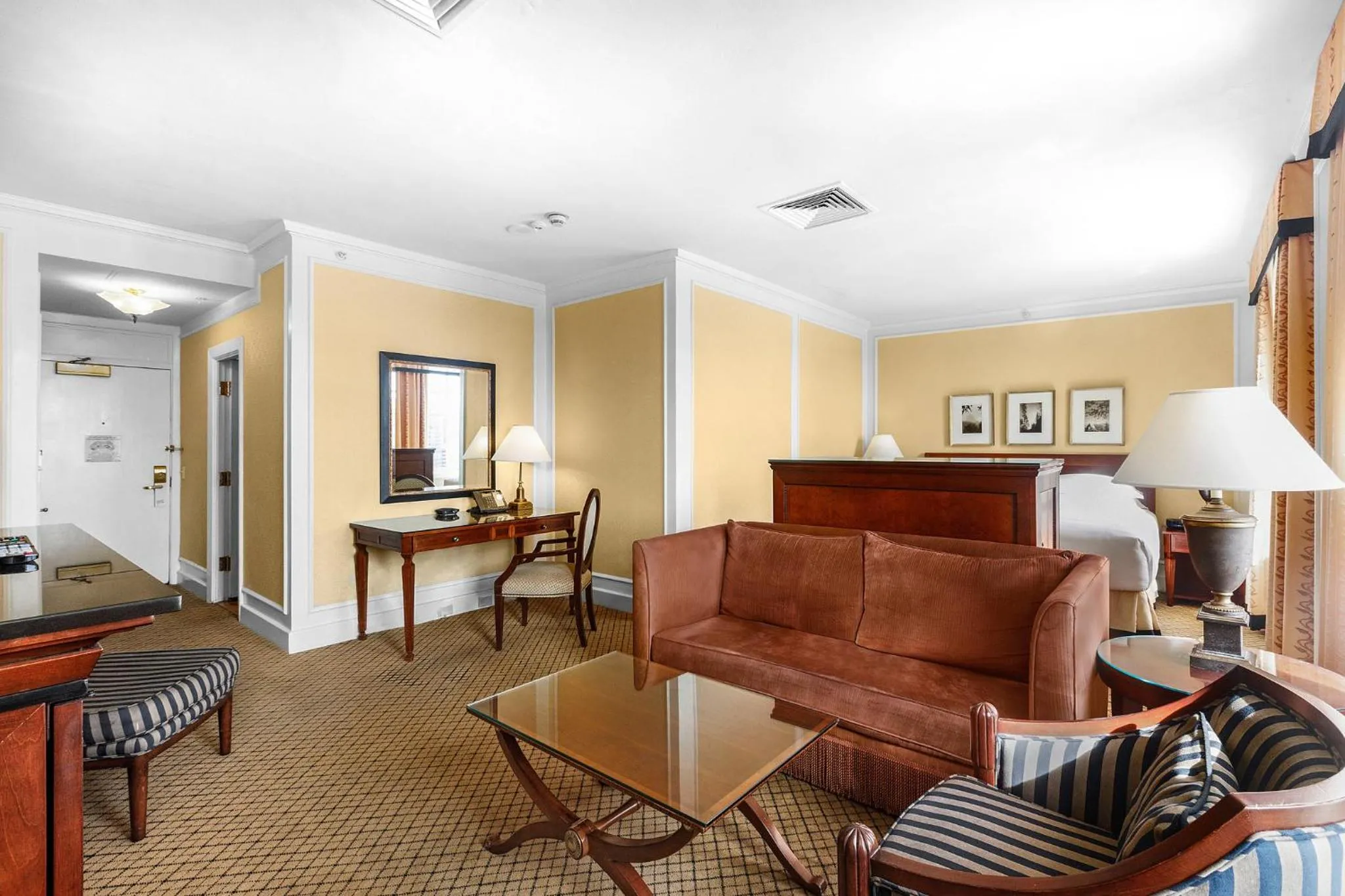 Photo of the whole room in InterContinental Mark Hopkins San Francisco by IHG