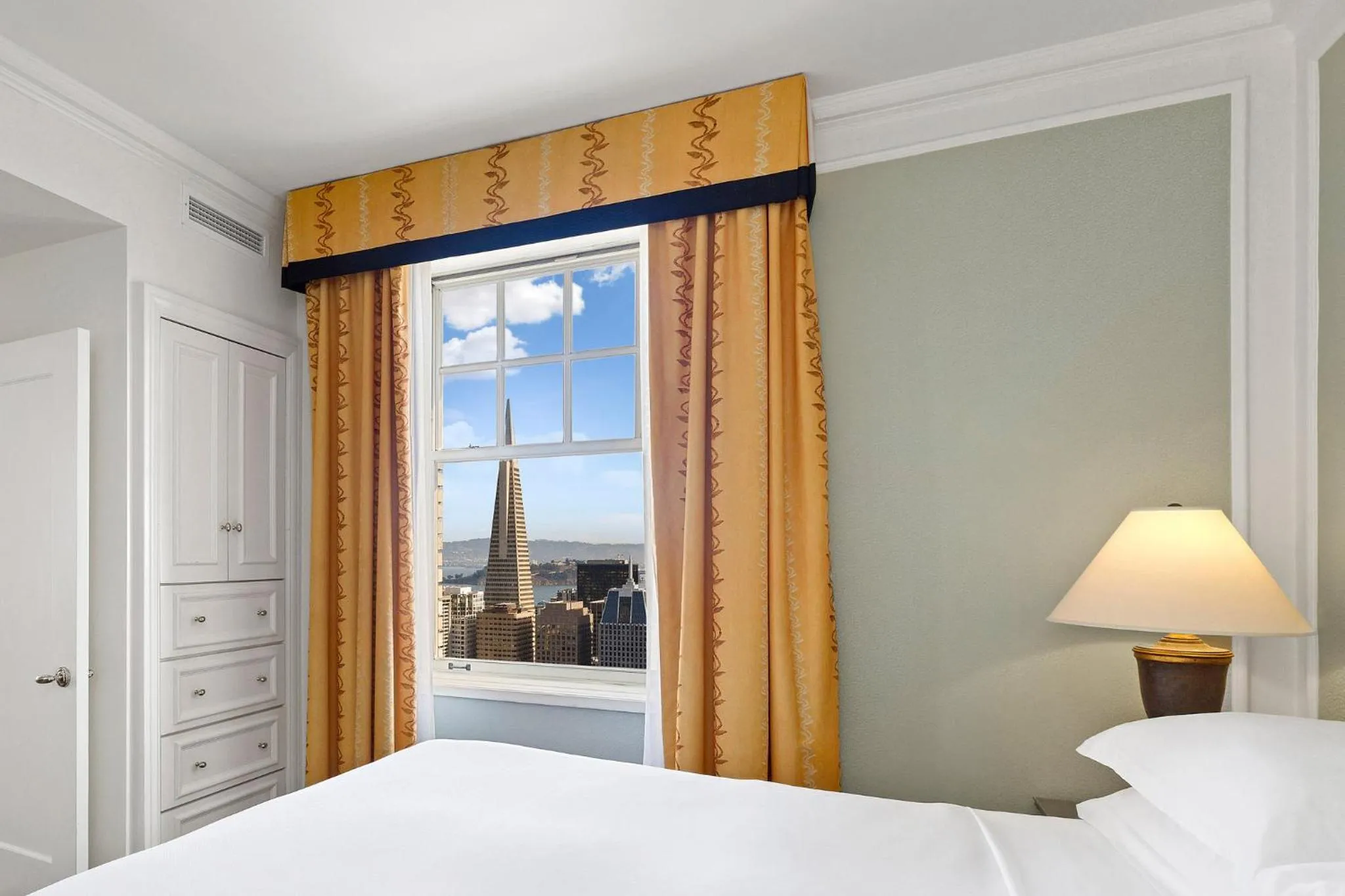 Photo of the whole room, Bed in InterContinental Mark Hopkins San Francisco by IHG