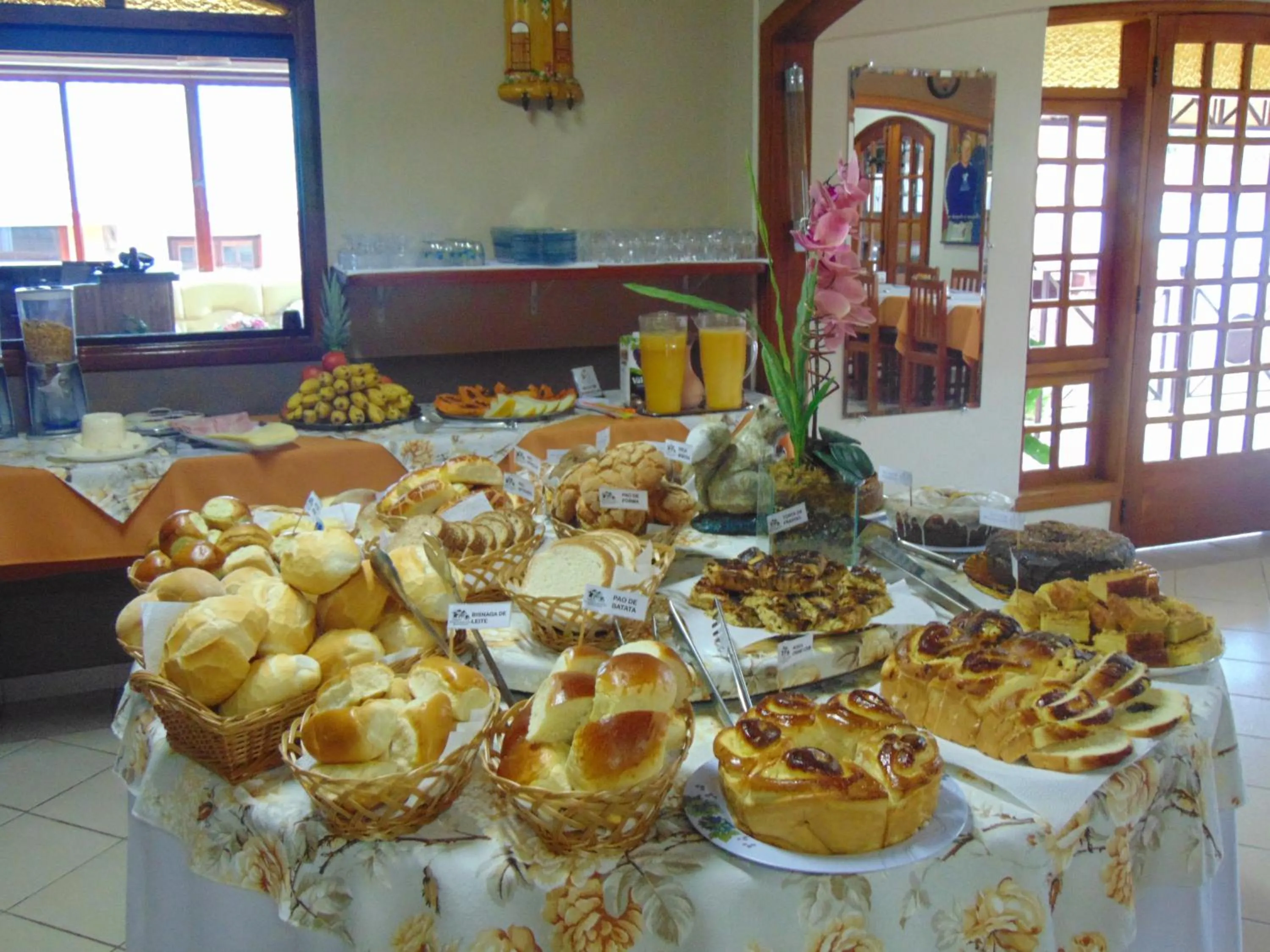 Buffet breakfast in Pousada Villa Da Montanha