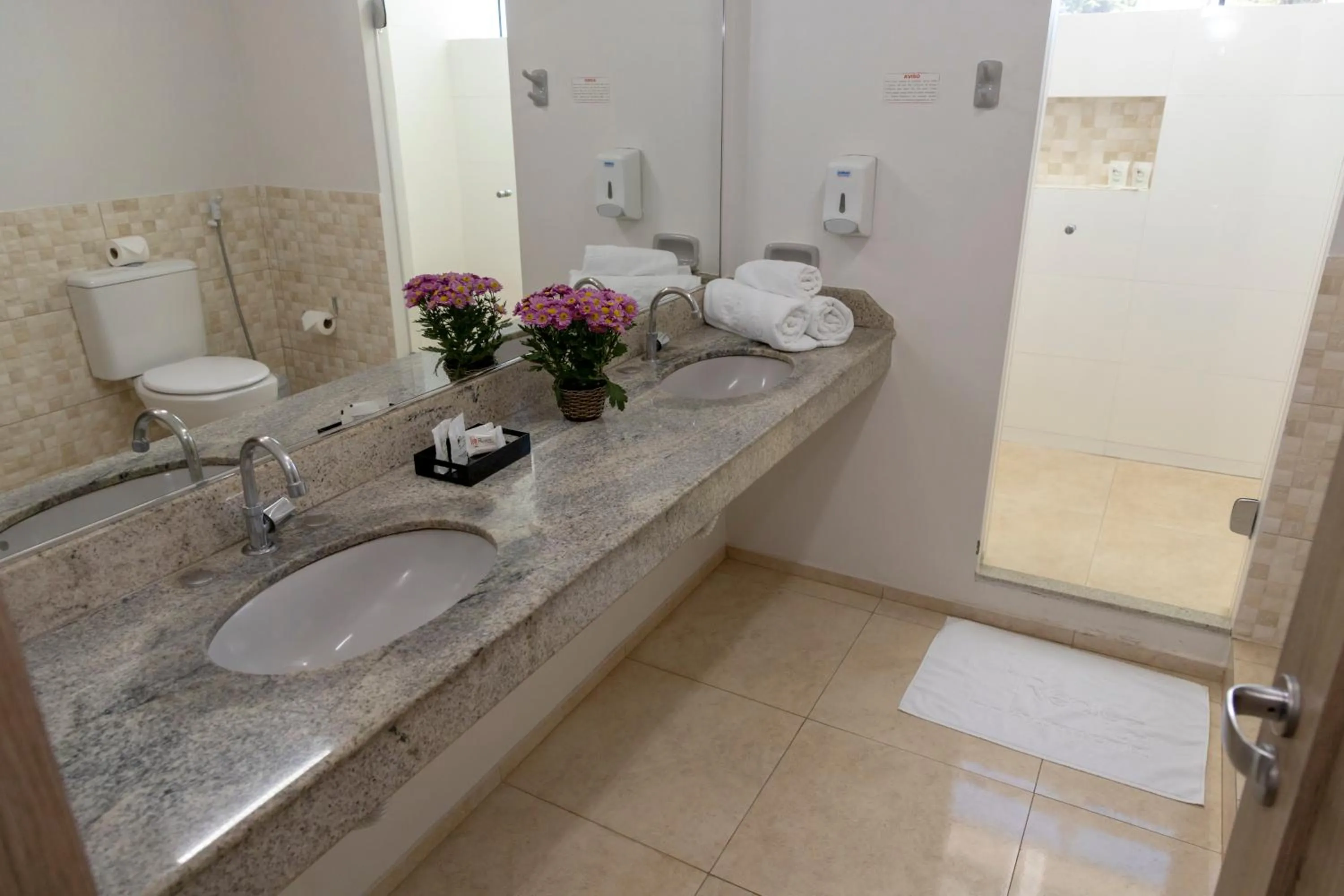 Bathroom in Realce Hotel