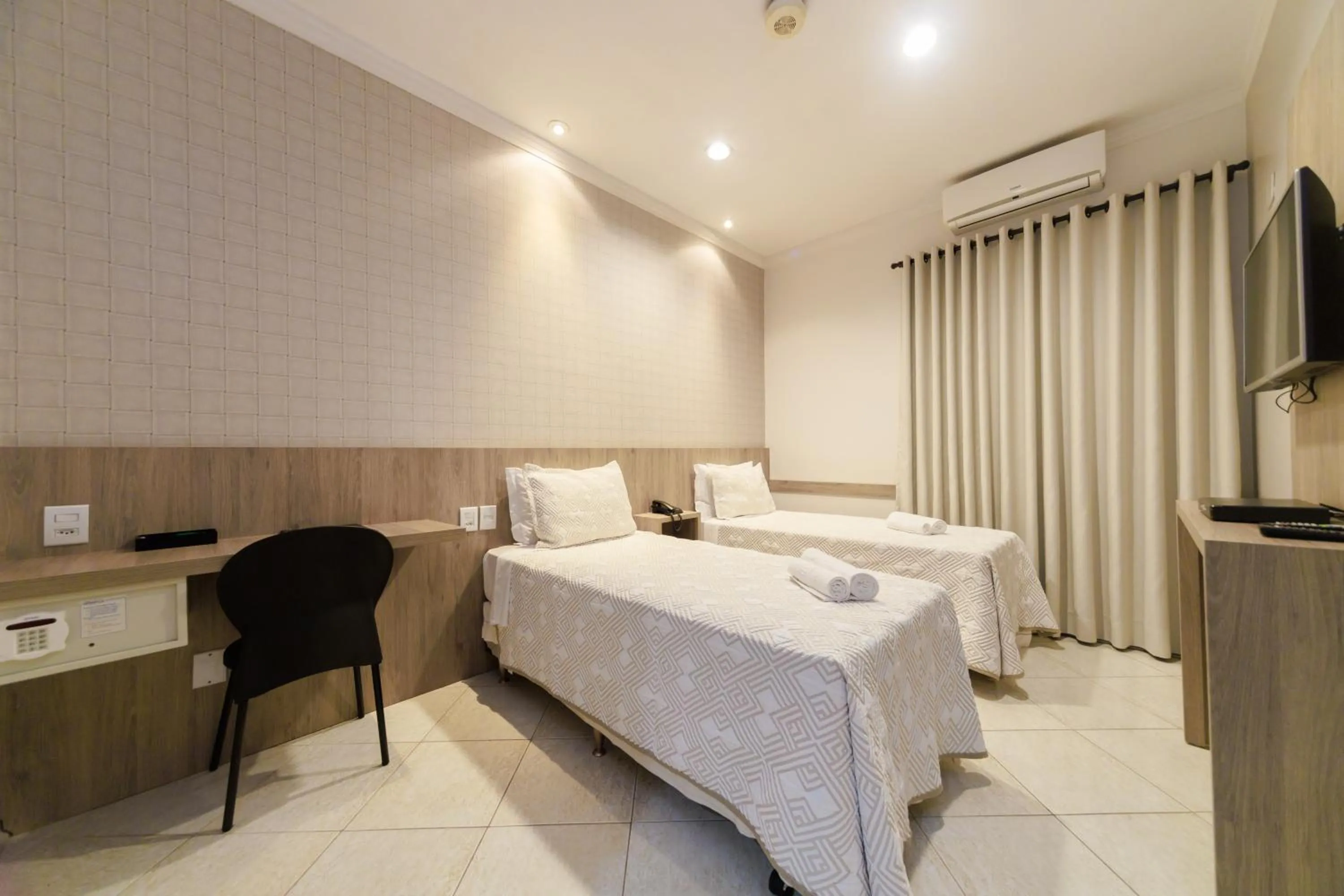 Bedroom, Bed in Realce Hotel