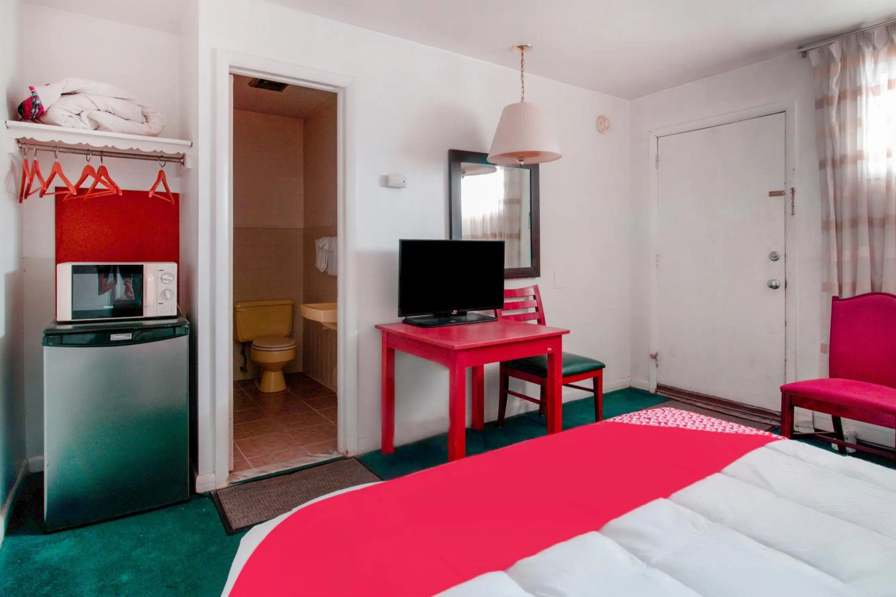 Bedroom in OYO Hotel Dalton PA I-81