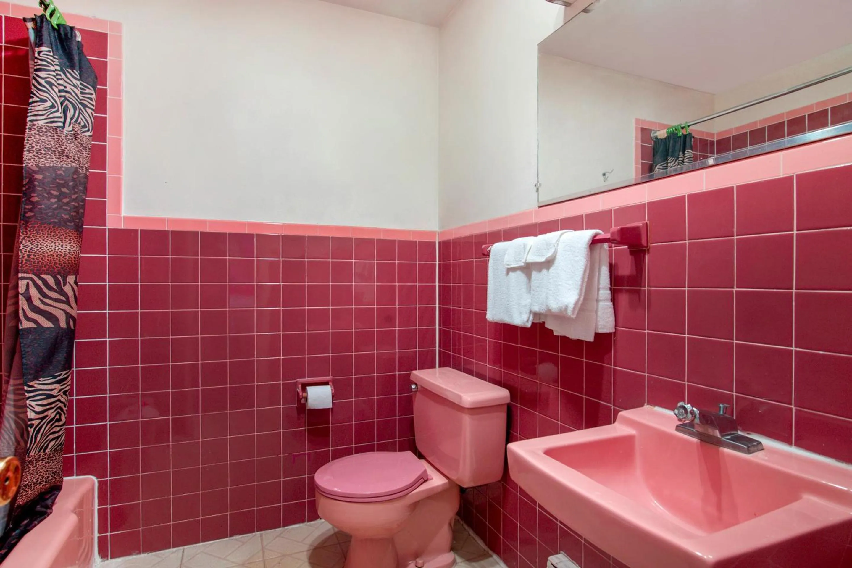 Bathroom in OYO Hotel Dalton PA I-81