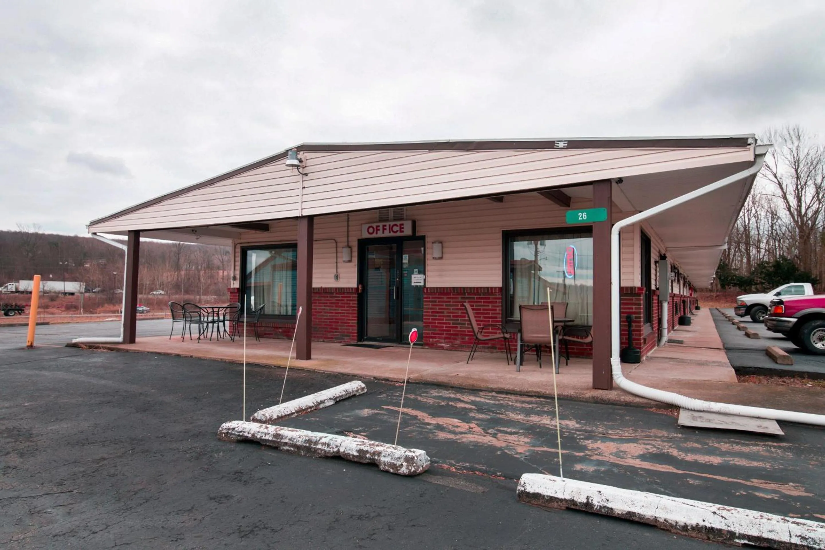 Facade/entrance in OYO Hotel Dalton PA I-81