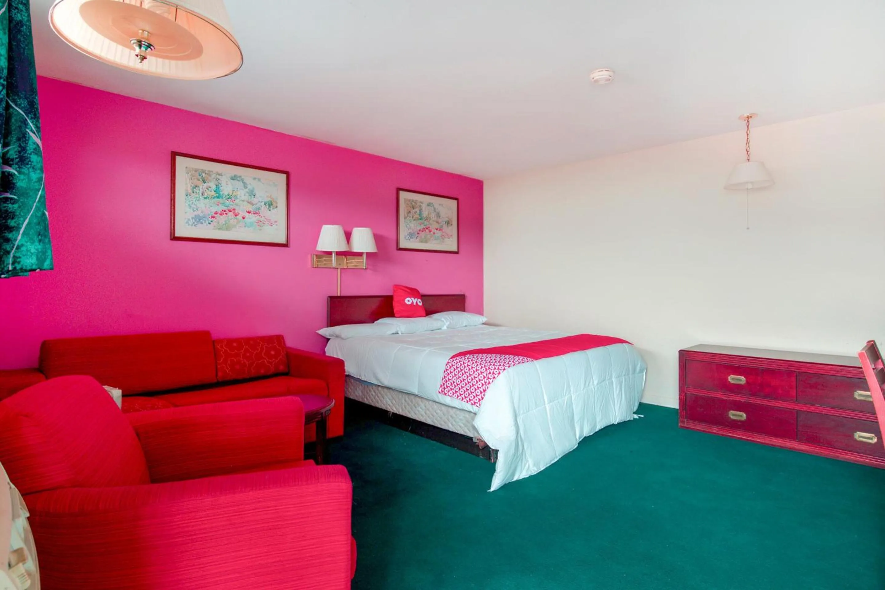 Bedroom in OYO Hotel Dalton PA I-81