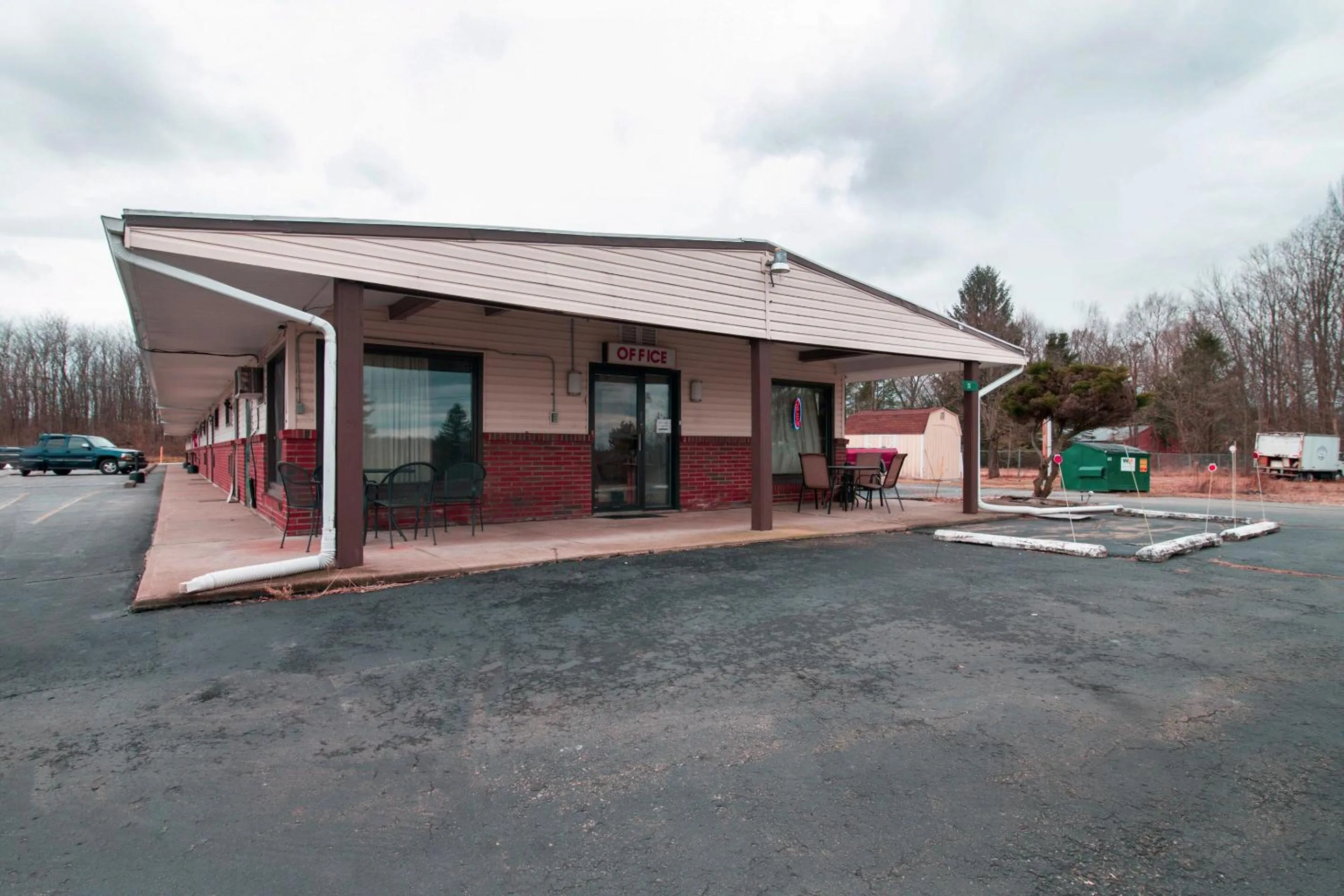 Facade/entrance in OYO Hotel Dalton PA I-81
