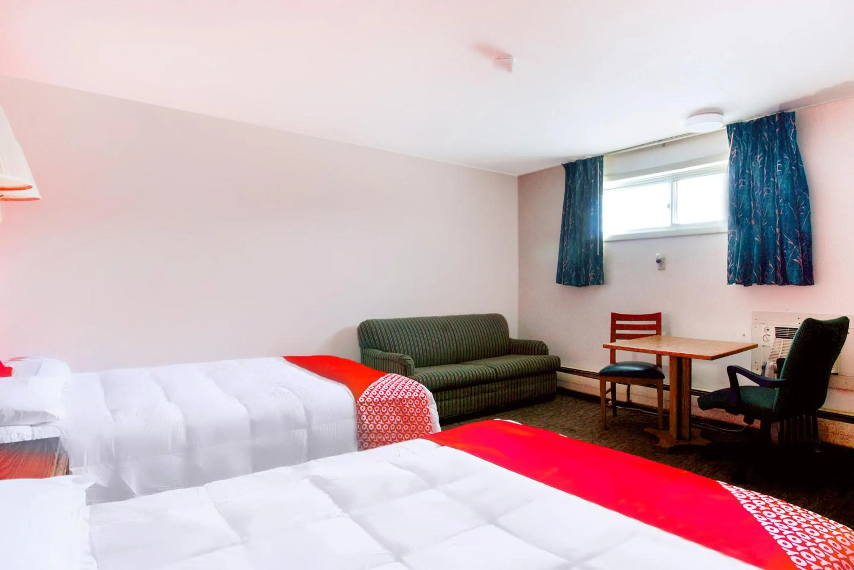 Bedroom in OYO Hotel Dalton PA I-81