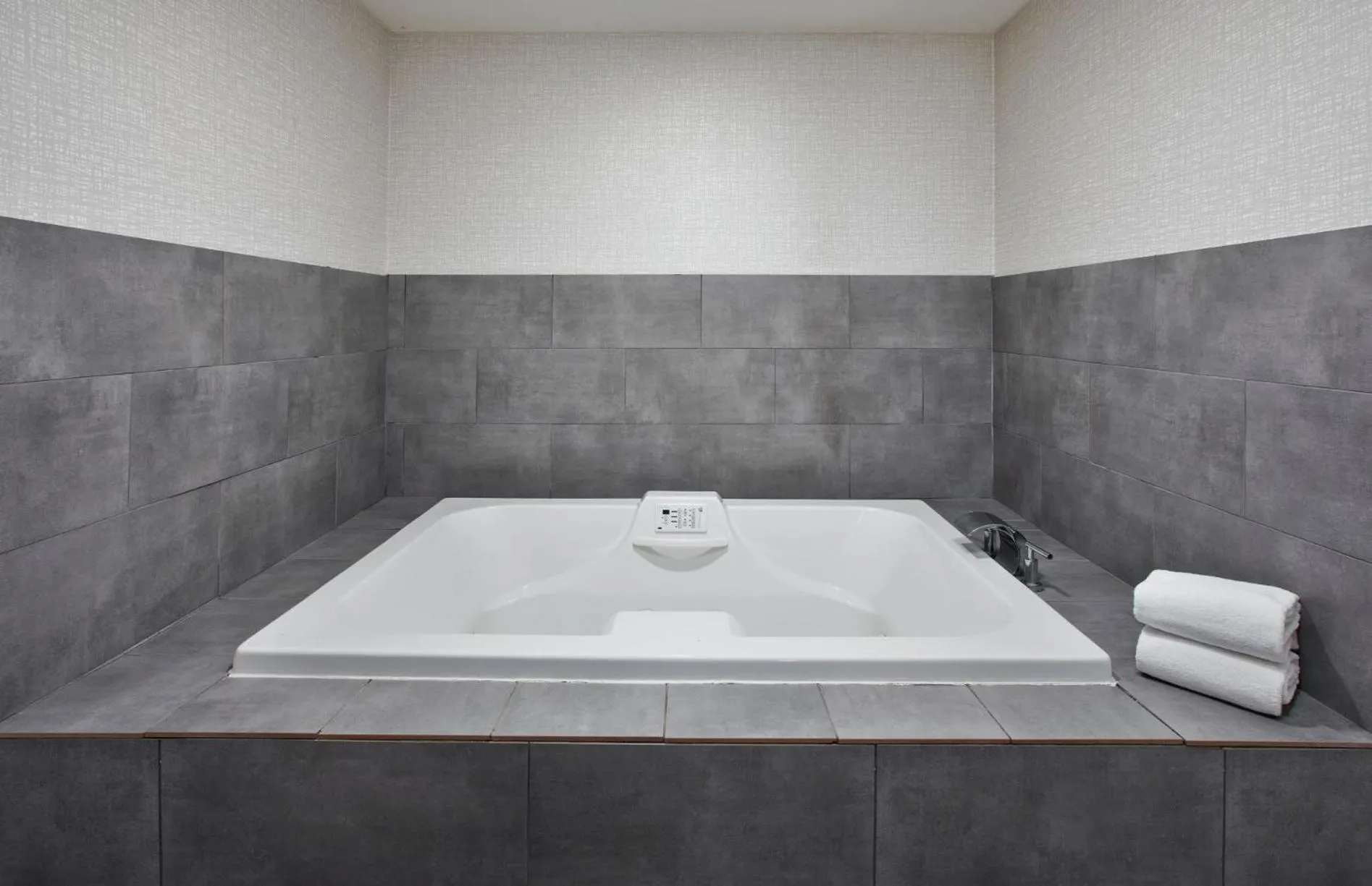 Bathroom in Hampton Inn Cincinnati Northwest Fairfield