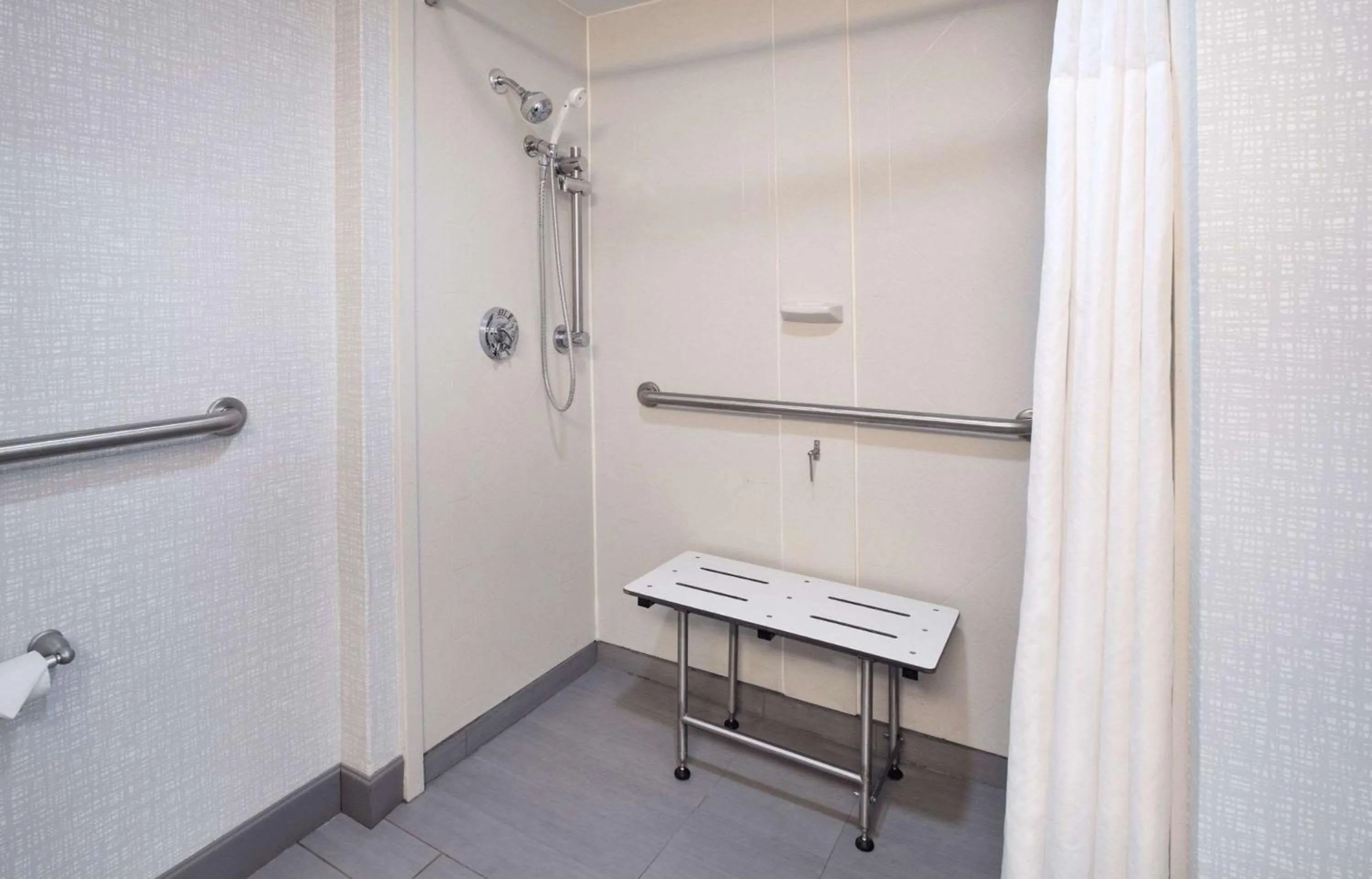 Bathroom in Hampton Inn Cincinnati Northwest Fairfield