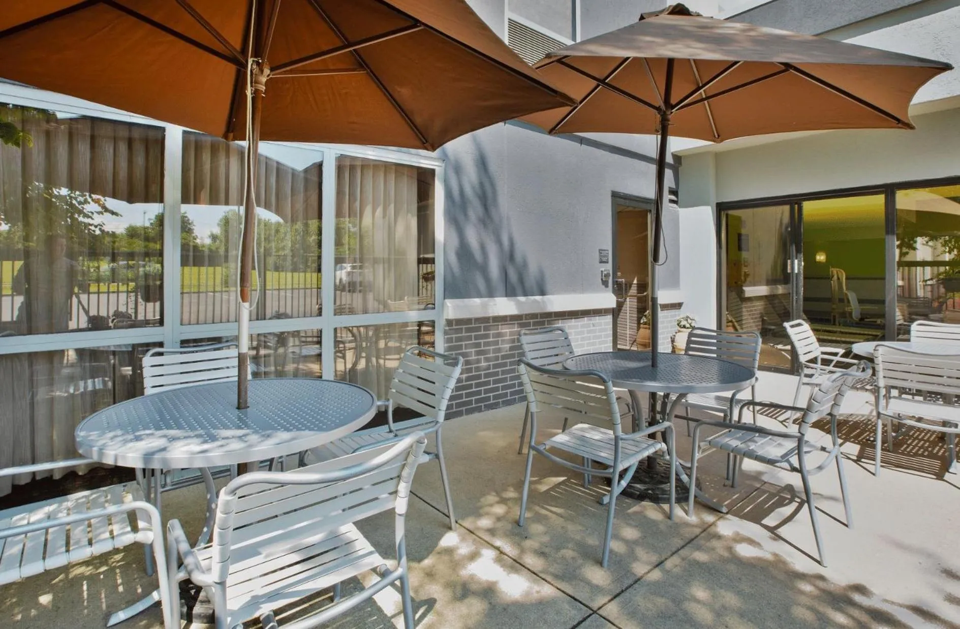 Seating area in Hampton Inn Cincinnati Northwest Fairfield