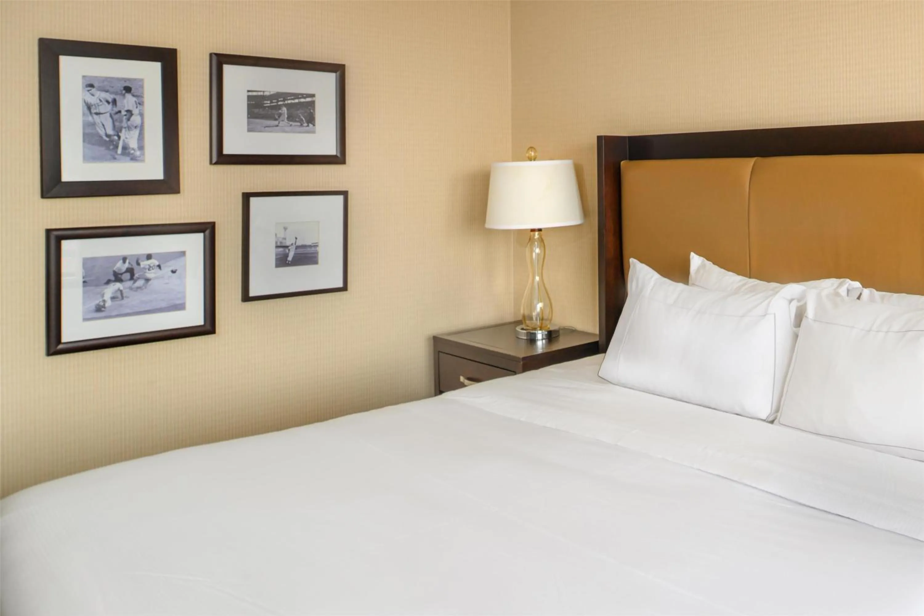 Bed in Hilton St. Louis at the Ballpark