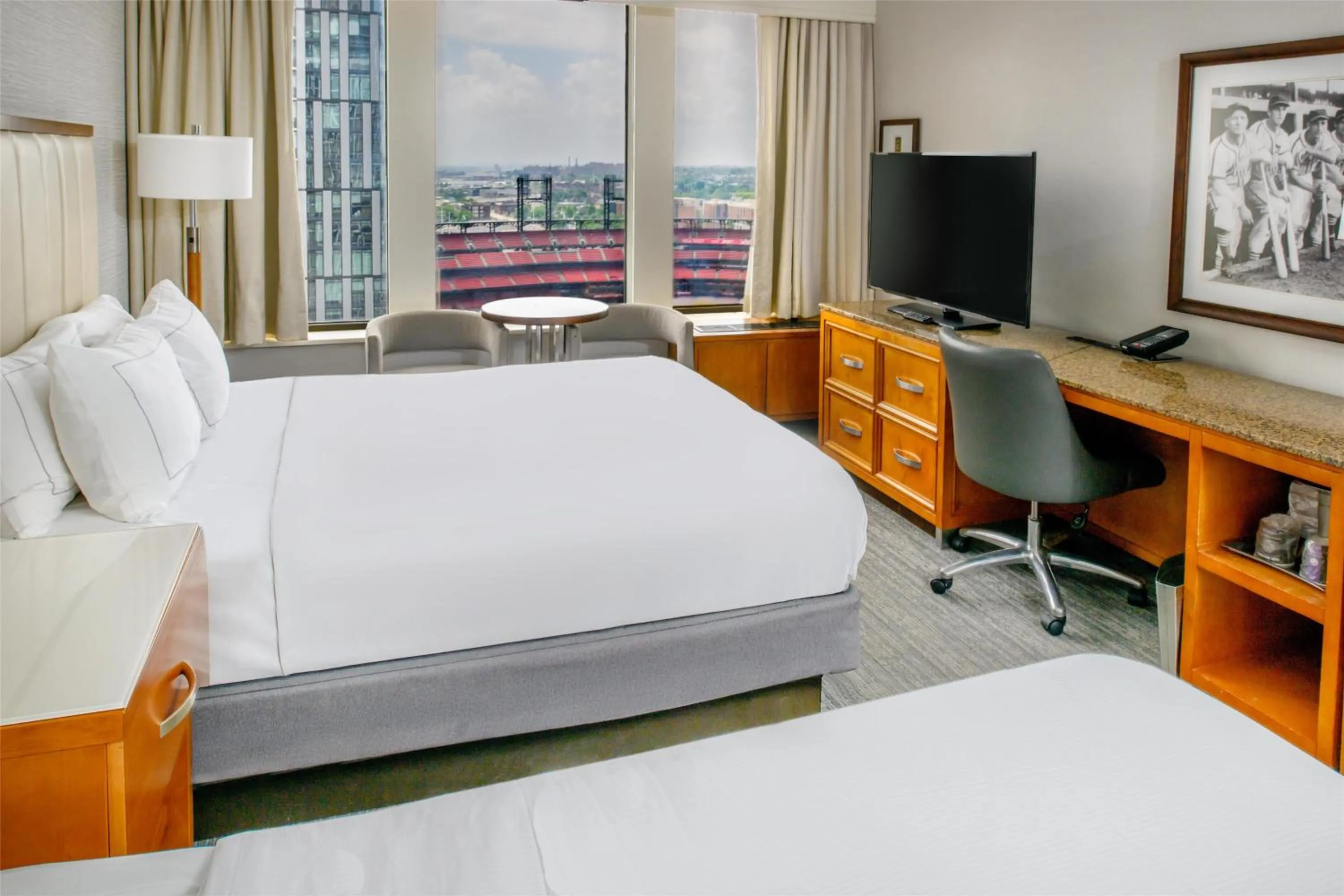 Bed in Hilton St. Louis at the Ballpark