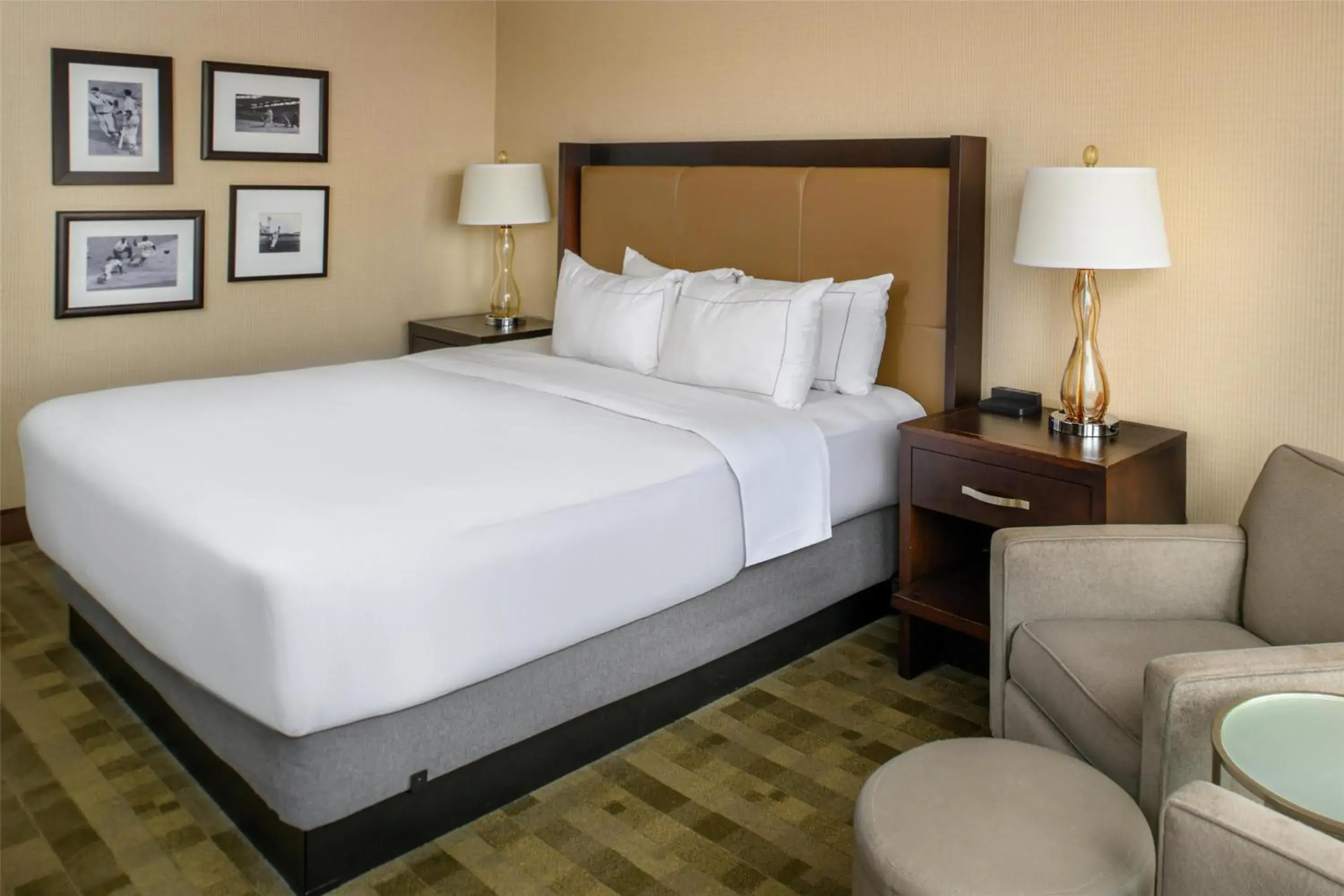 King Room with Landmark View and Mobility Accessible Tub in Hilton St. Louis at the Ballpark King Room with Landmark View and Mobility Accessible Tub in Hilton St. Louis at the Ballpark